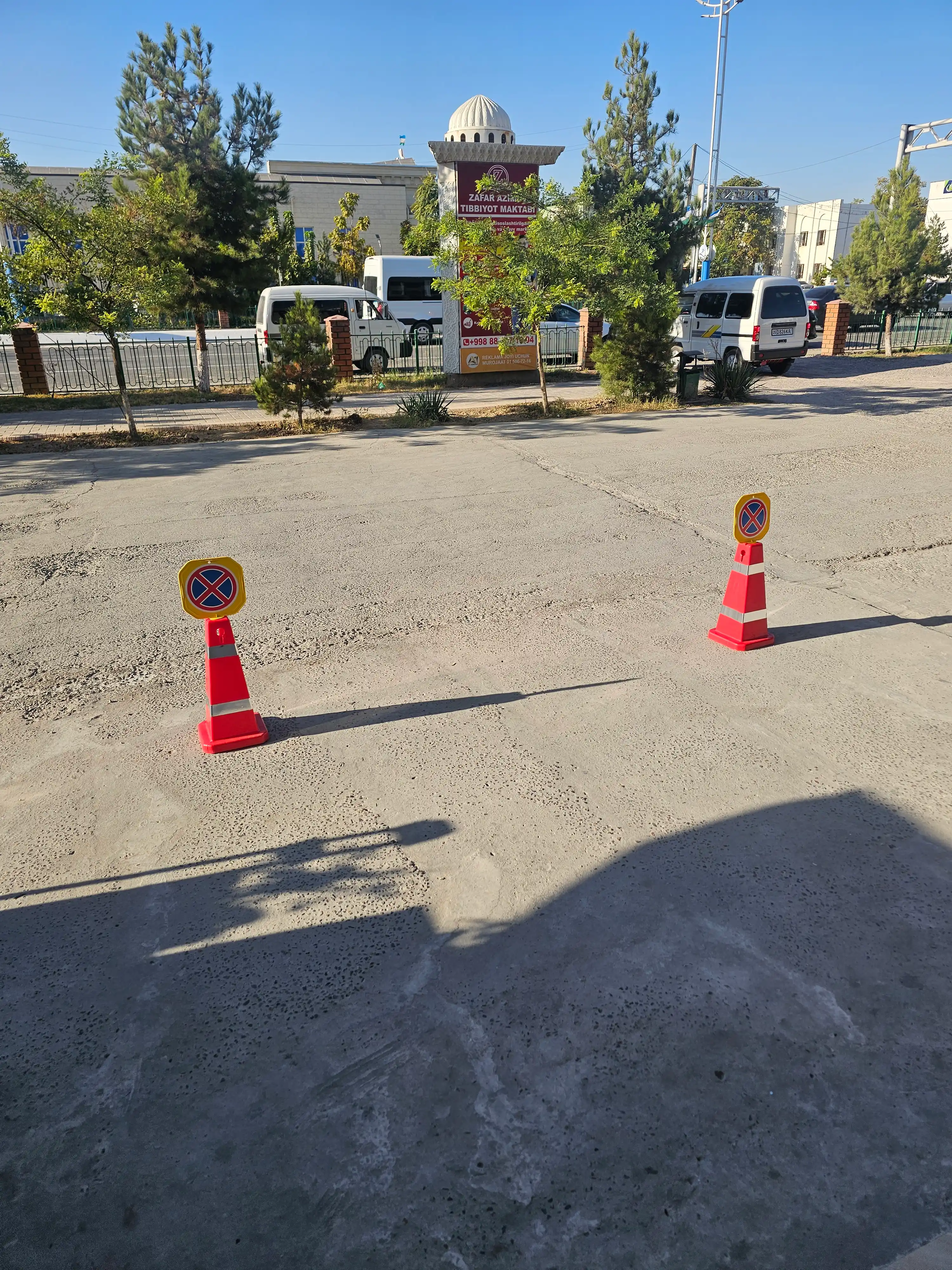 Дорожные конусы с дорожными знаками