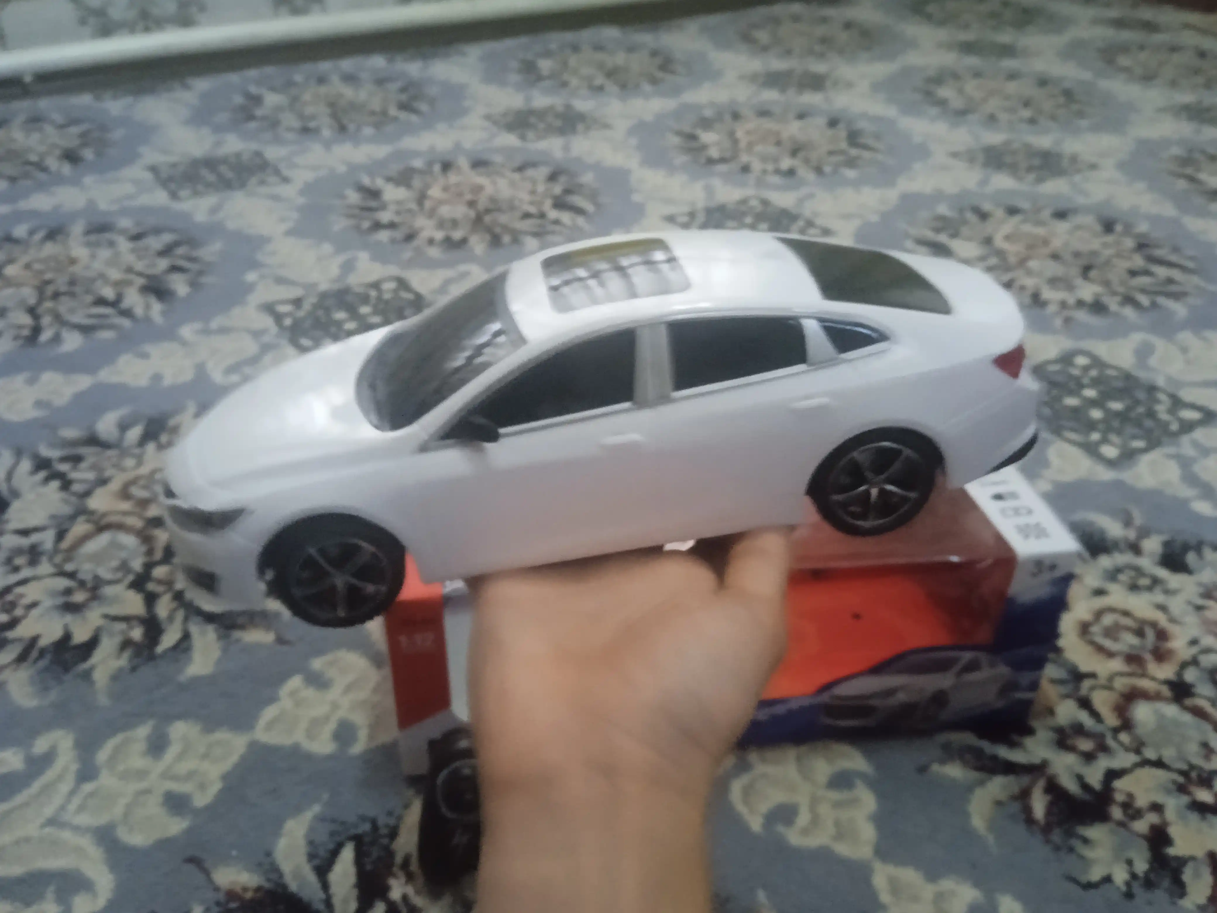 Masofadan boshqarish pultiga ega radio boshqariladigan Malibu avtomobili