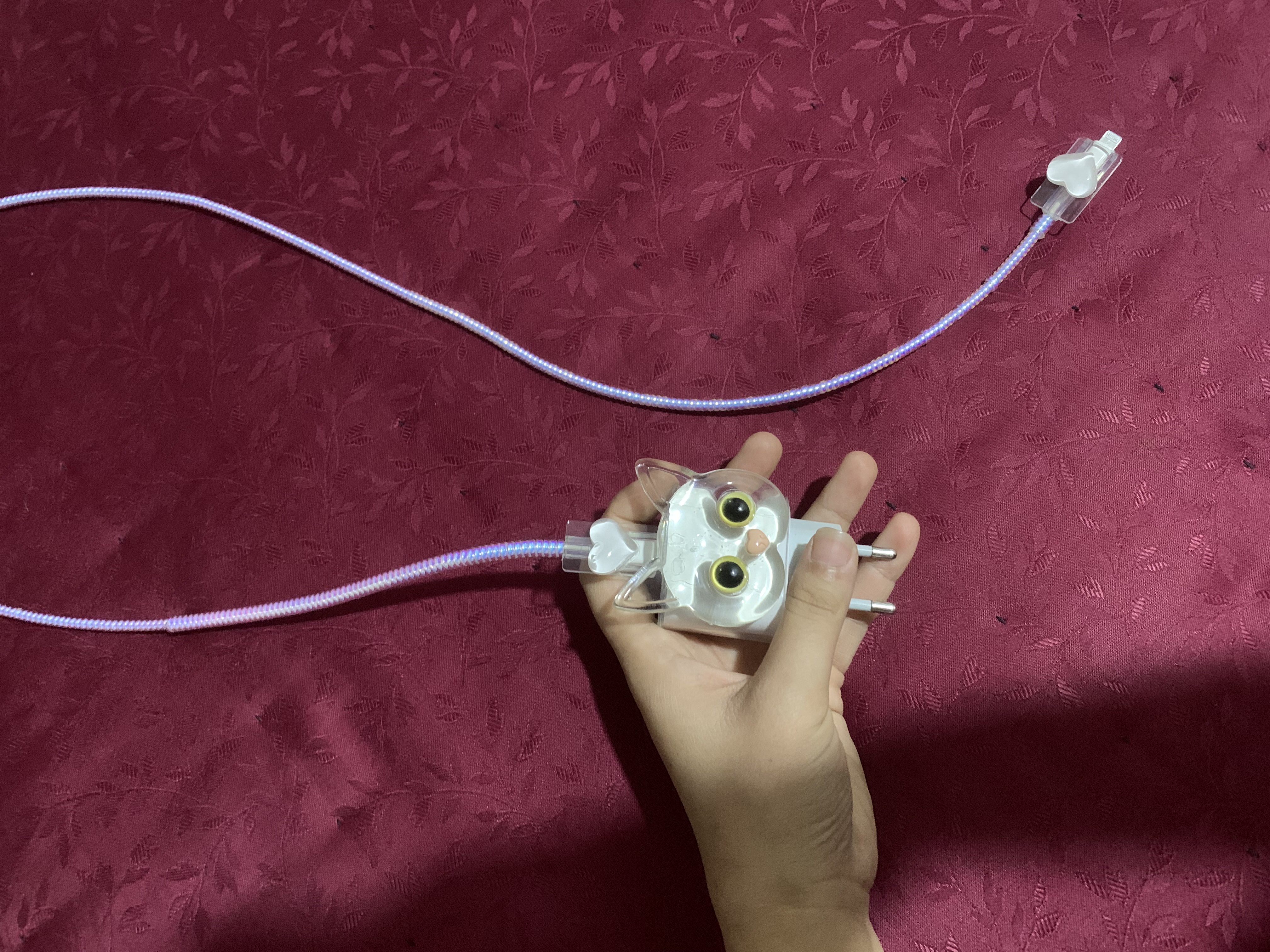 IPhone quvvatlagichi uchun himoya va bezak g‘ilofi, o‘lchami 3.8 x 4.5 x 2.4 sm