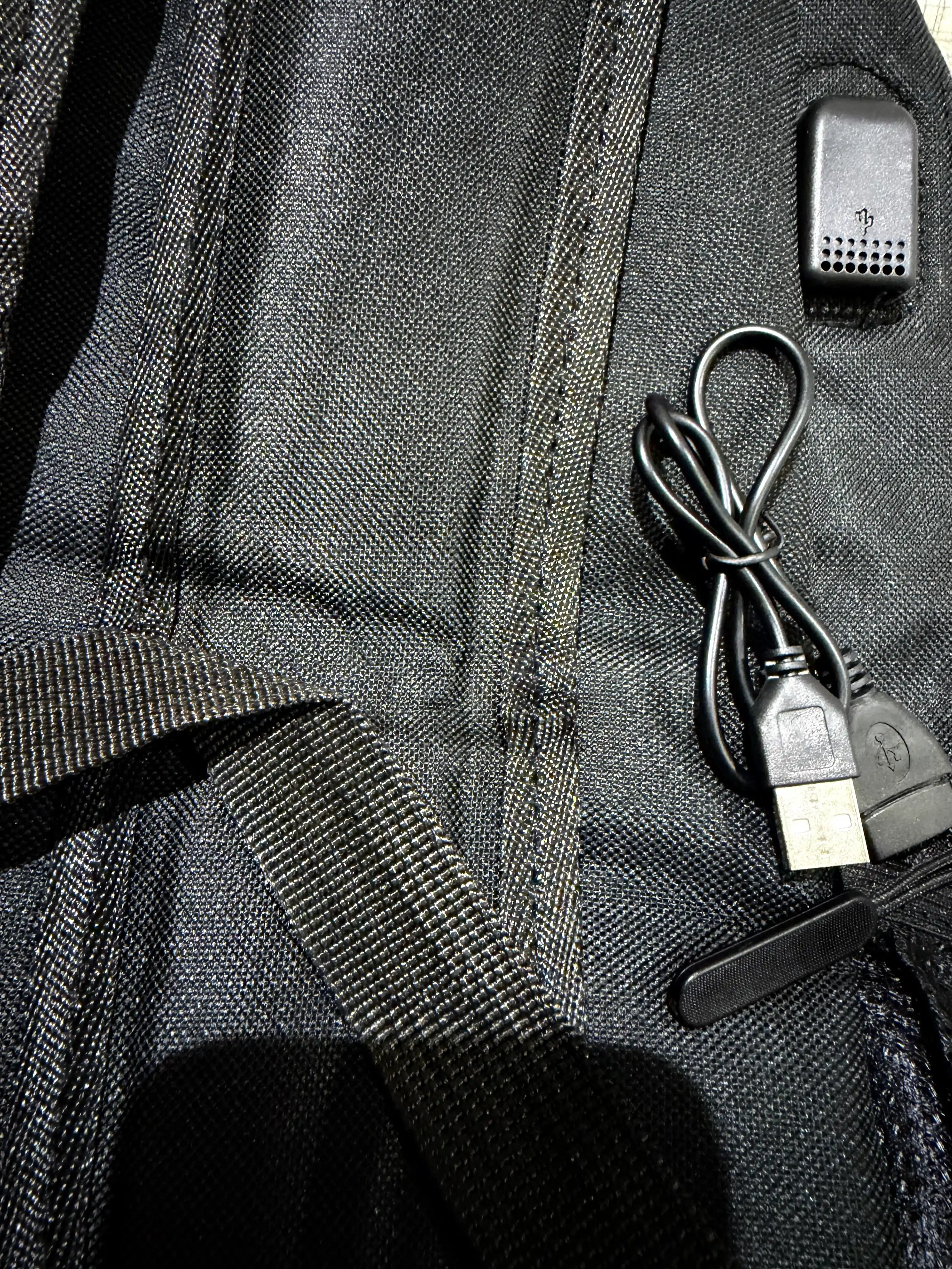 Maktab, o'qish, sport va sayohat uchun USB portli ko'p qirrali qora maktab ryukzagi.