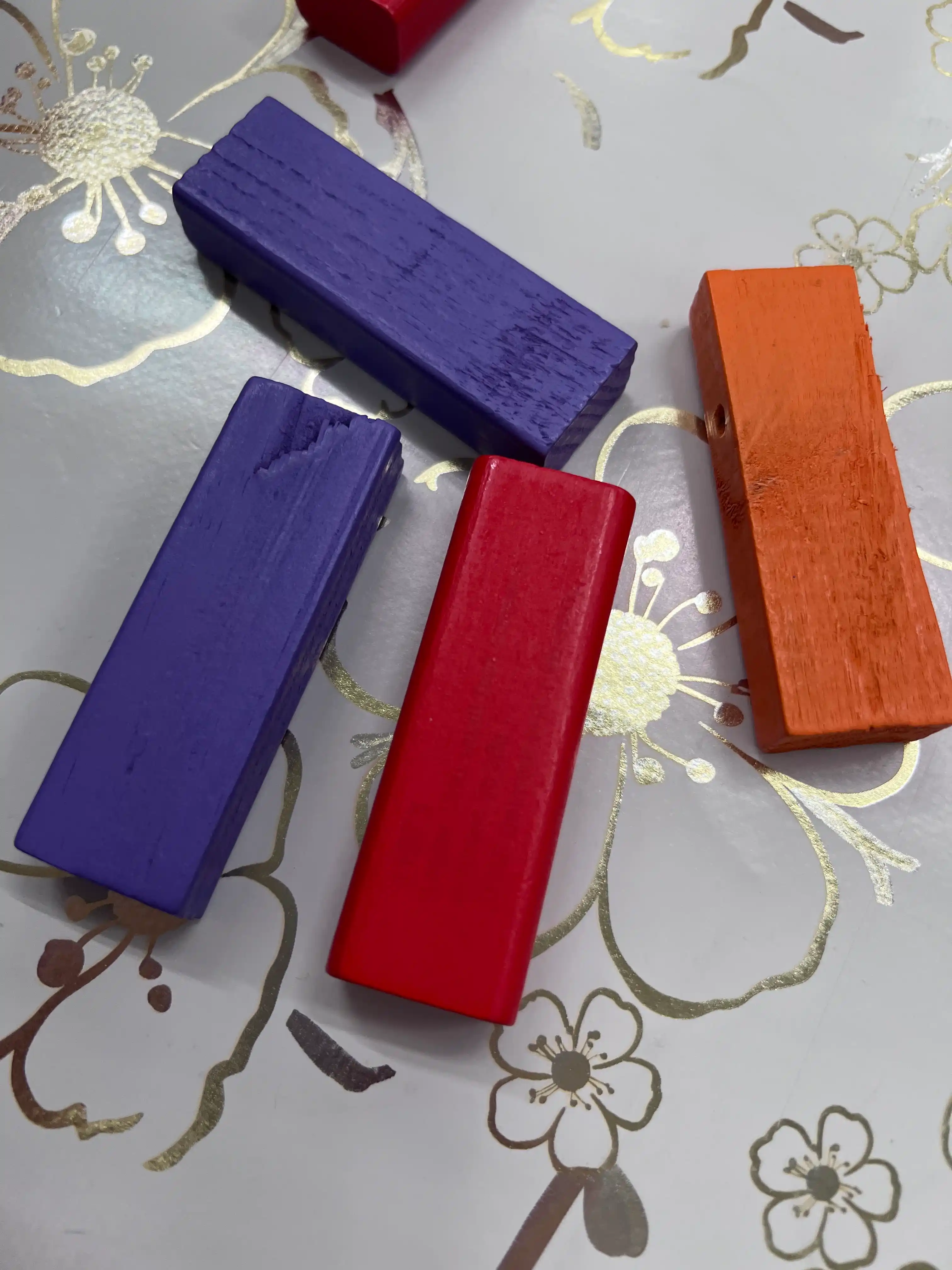 Stol o'yini Jenga "Qulab tushyotgan minora", rivojlantiruvchi, rangli va sonli modellari