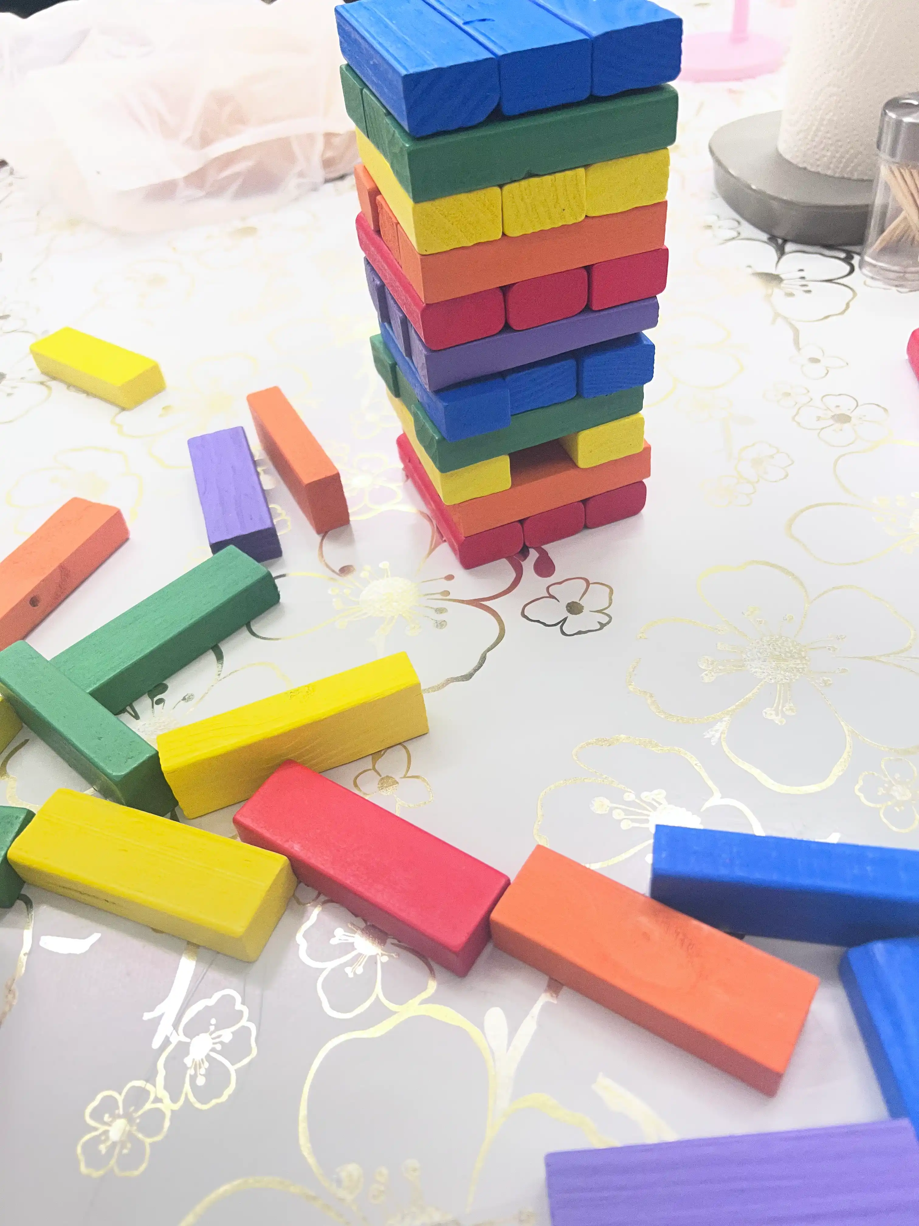 Stol o'yini Jenga "Qulab tushyotgan minora", rivojlantiruvchi, rangli va sonli modellari