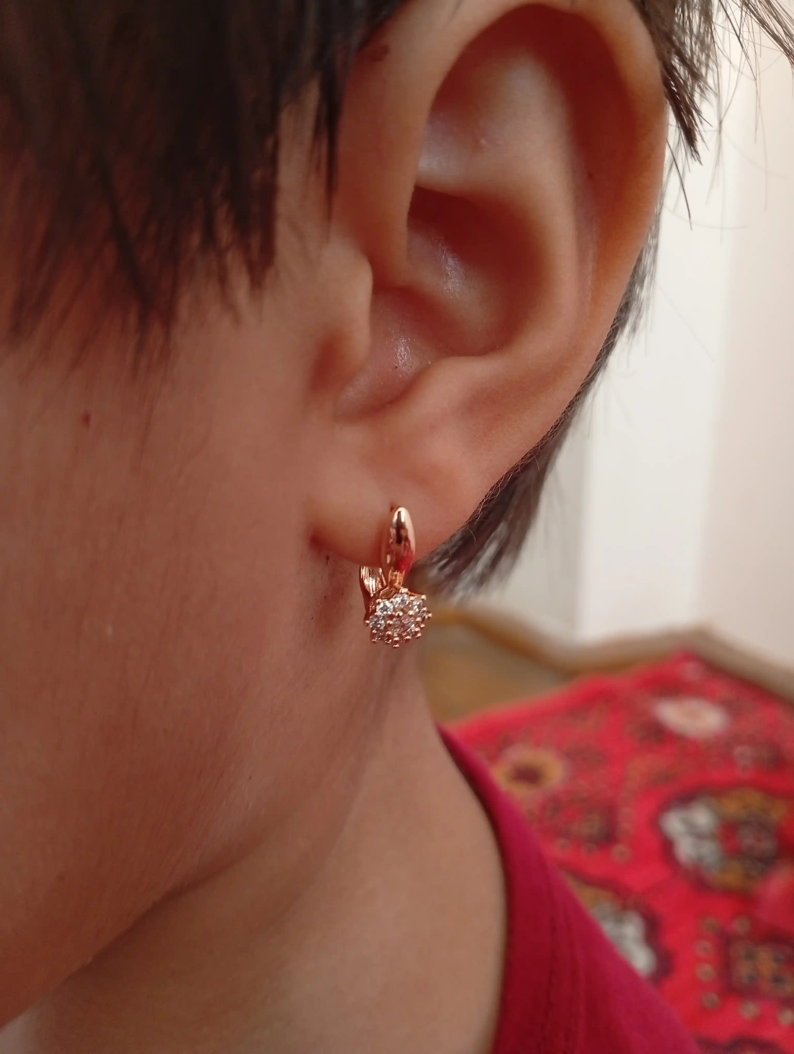 Xuping Jewelry brendining zamonaviy va nafis ziraklari