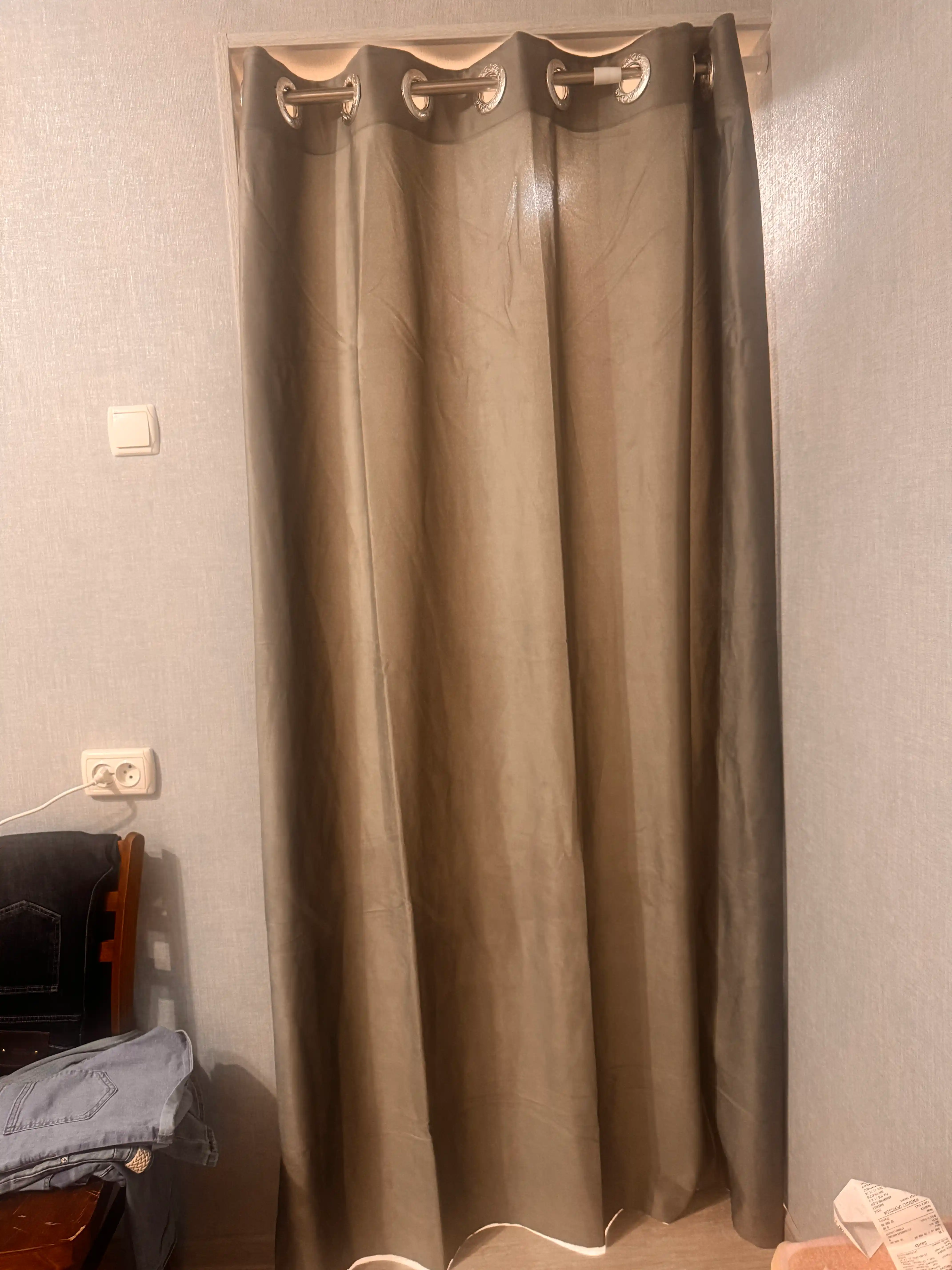 280×150 sm o‘lchamdagi parda zal, oshxona, mehmonxona va bolalar xonasi uchun mos keladi.