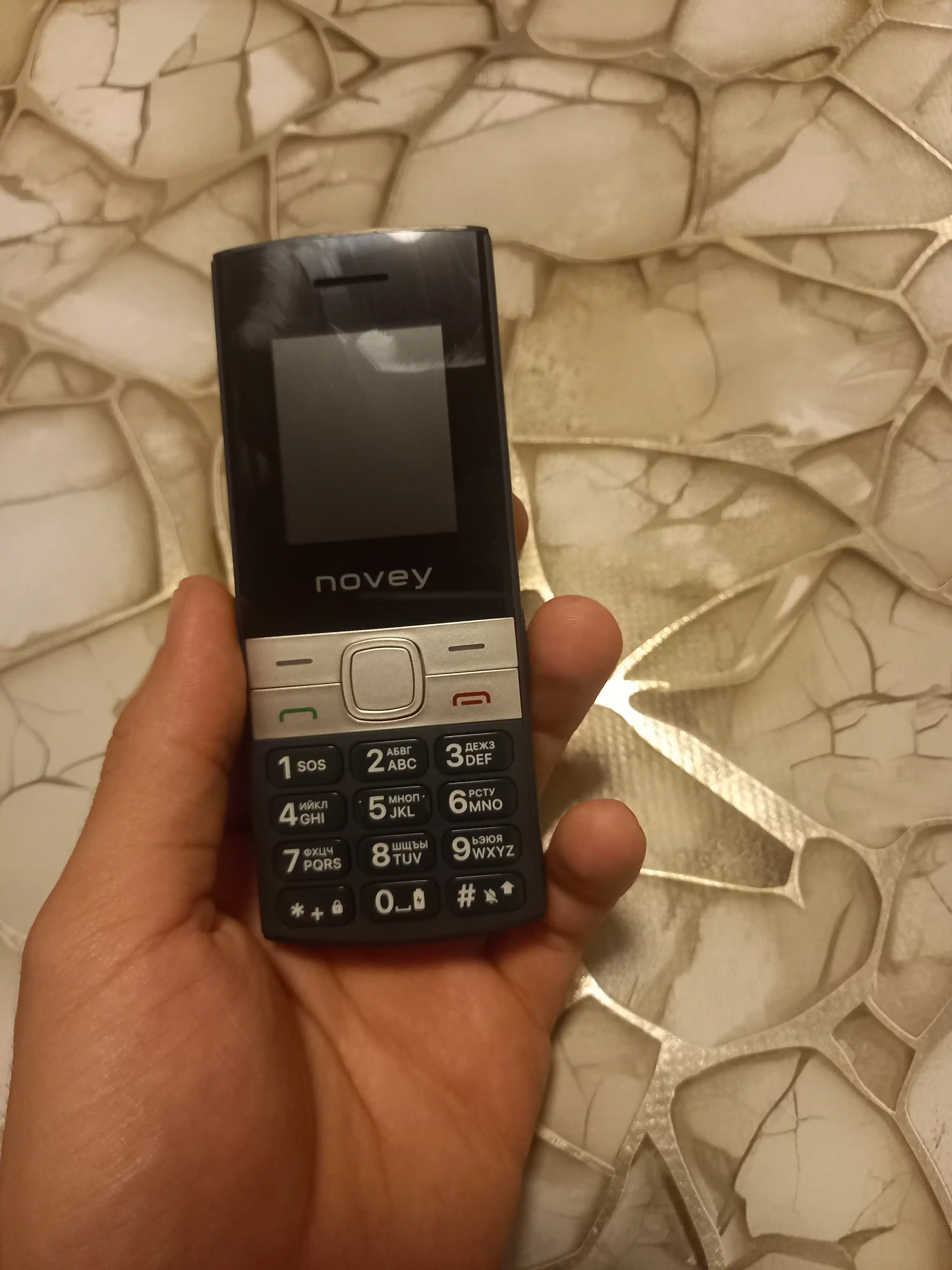 Novey 130 knopkali telefon, ingichka korpus, kamerasiz, 2 SIM