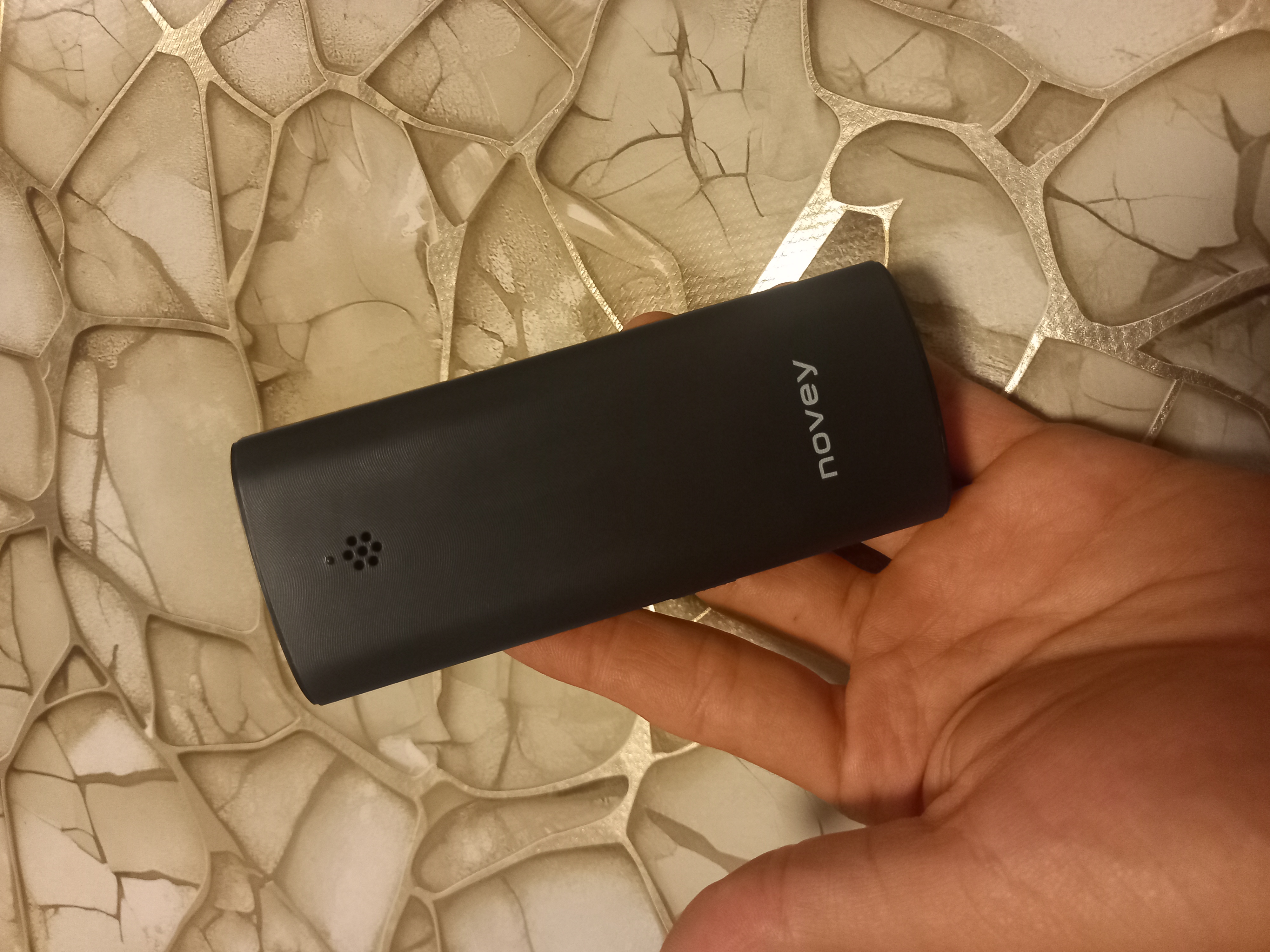 Novey 130 knopkali telefon, ingichka korpus, kamerasiz, 2 SIM