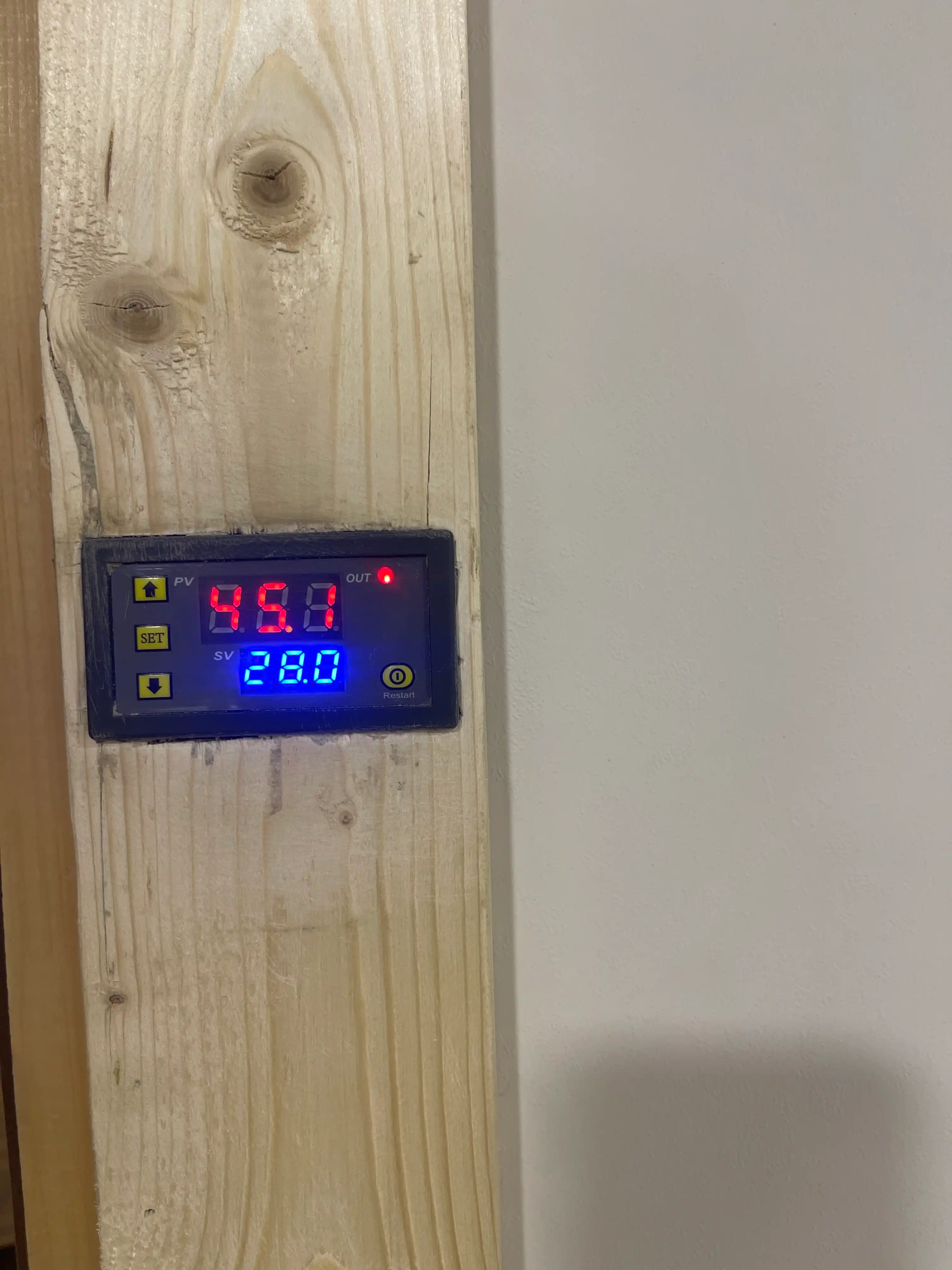 W3230 raqamli termoregulyator 220V -50…+120°C, M12×1.5 datchikli, 10A