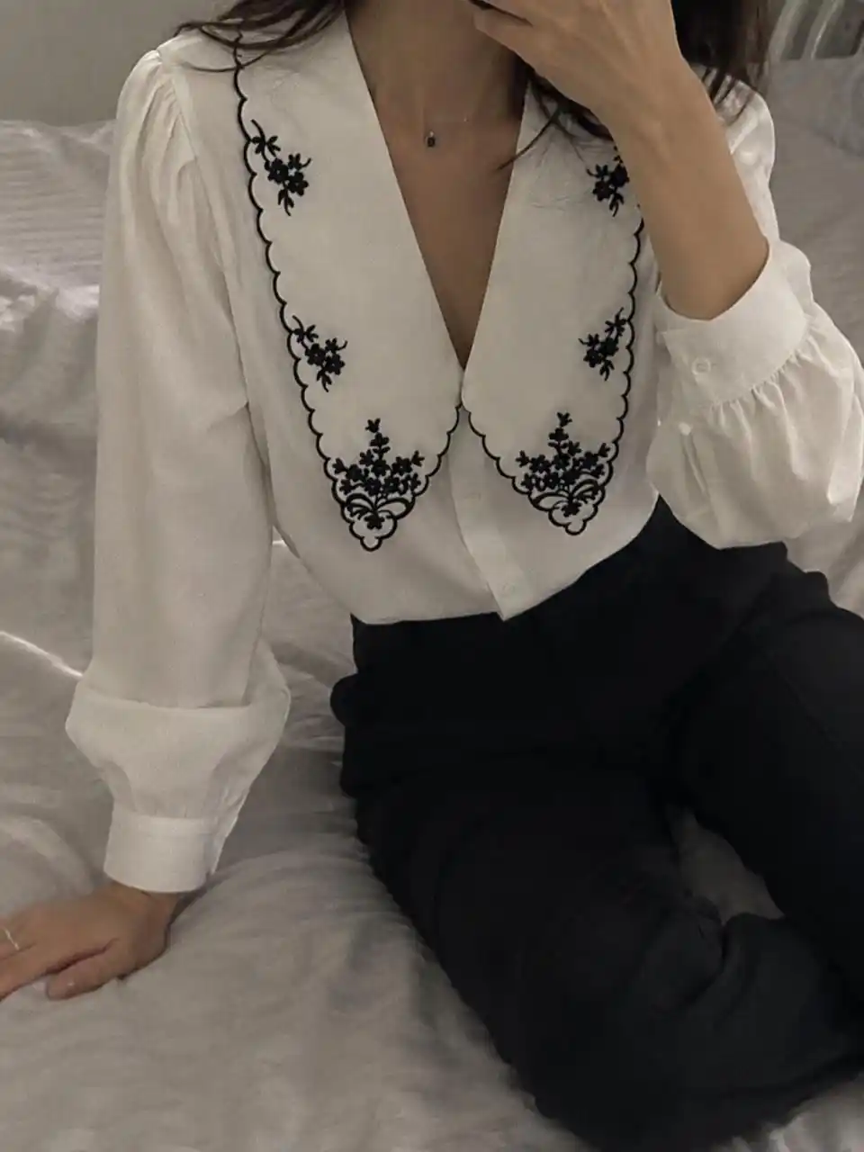 Kashta tikilgan va bezakli yoqali, uzun yengli, oq rangli ayollar bluzkasi, S-3XL