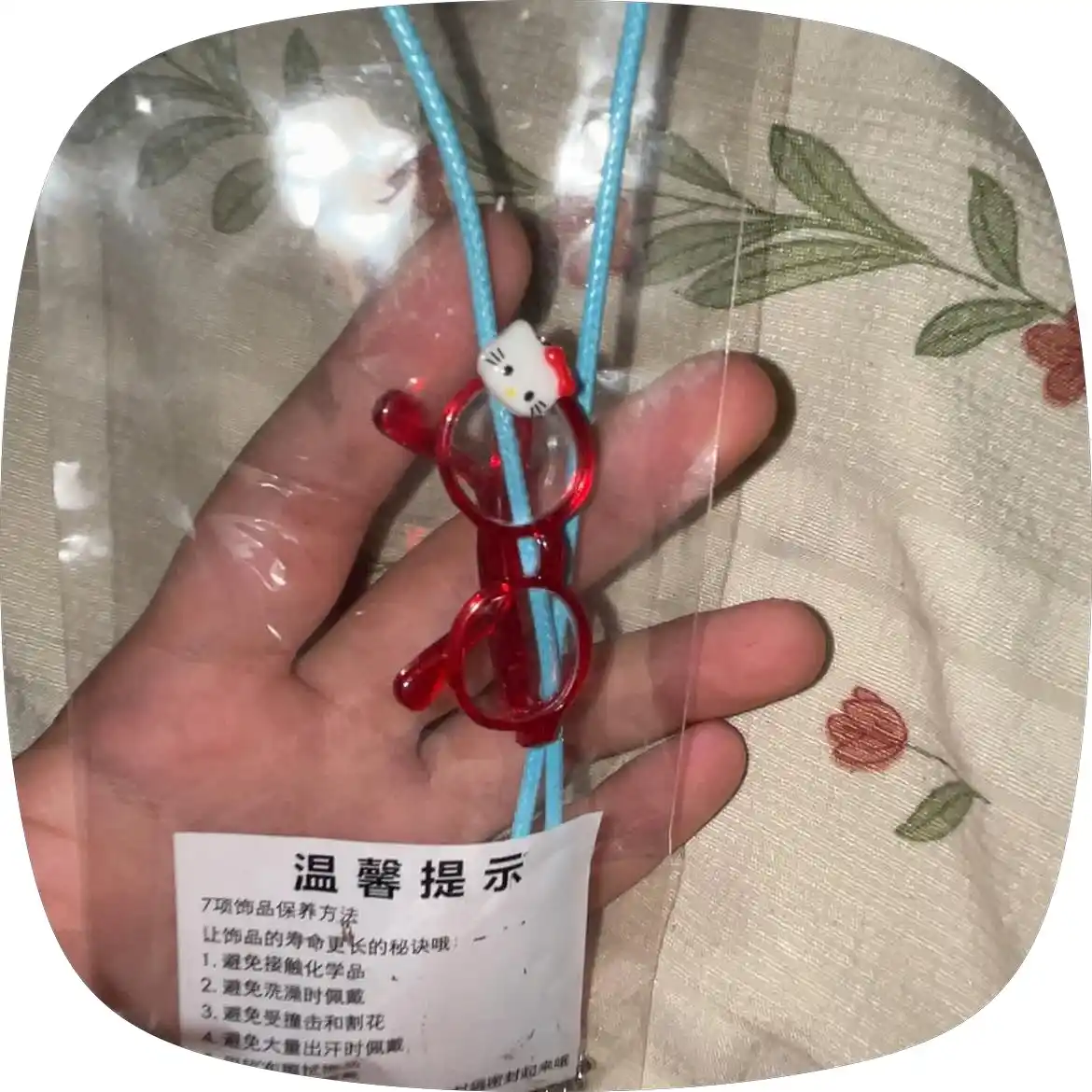 Ayollar zanjiri, marjon, "Hello Kitty ko‘zoynak" y2k, dofamin uslubi