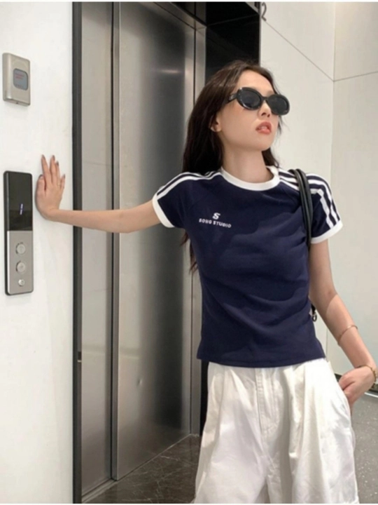 Yumshoq va nafas oluvchi matodan tikilgan zamonaviy ayollar futbolkasi, yengil va qulay - 