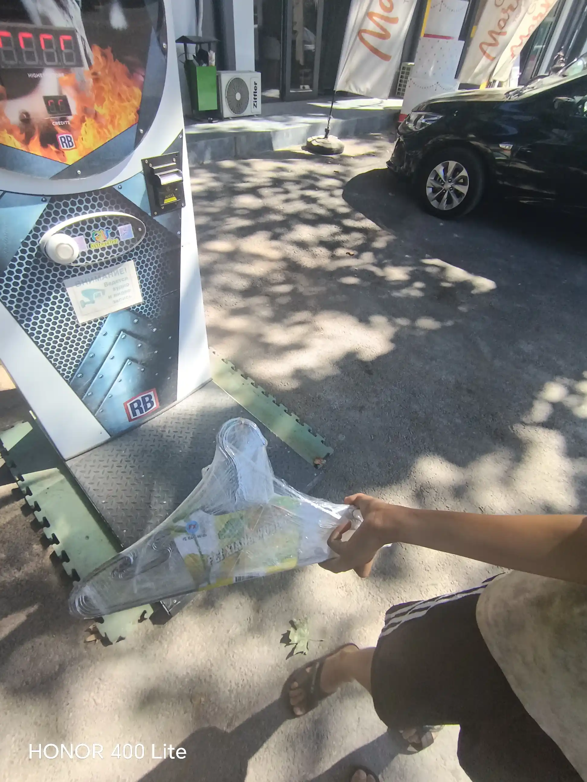 Ustki kiyim va shimlar uchun turli rangdagi plastik va metall ilgichlar