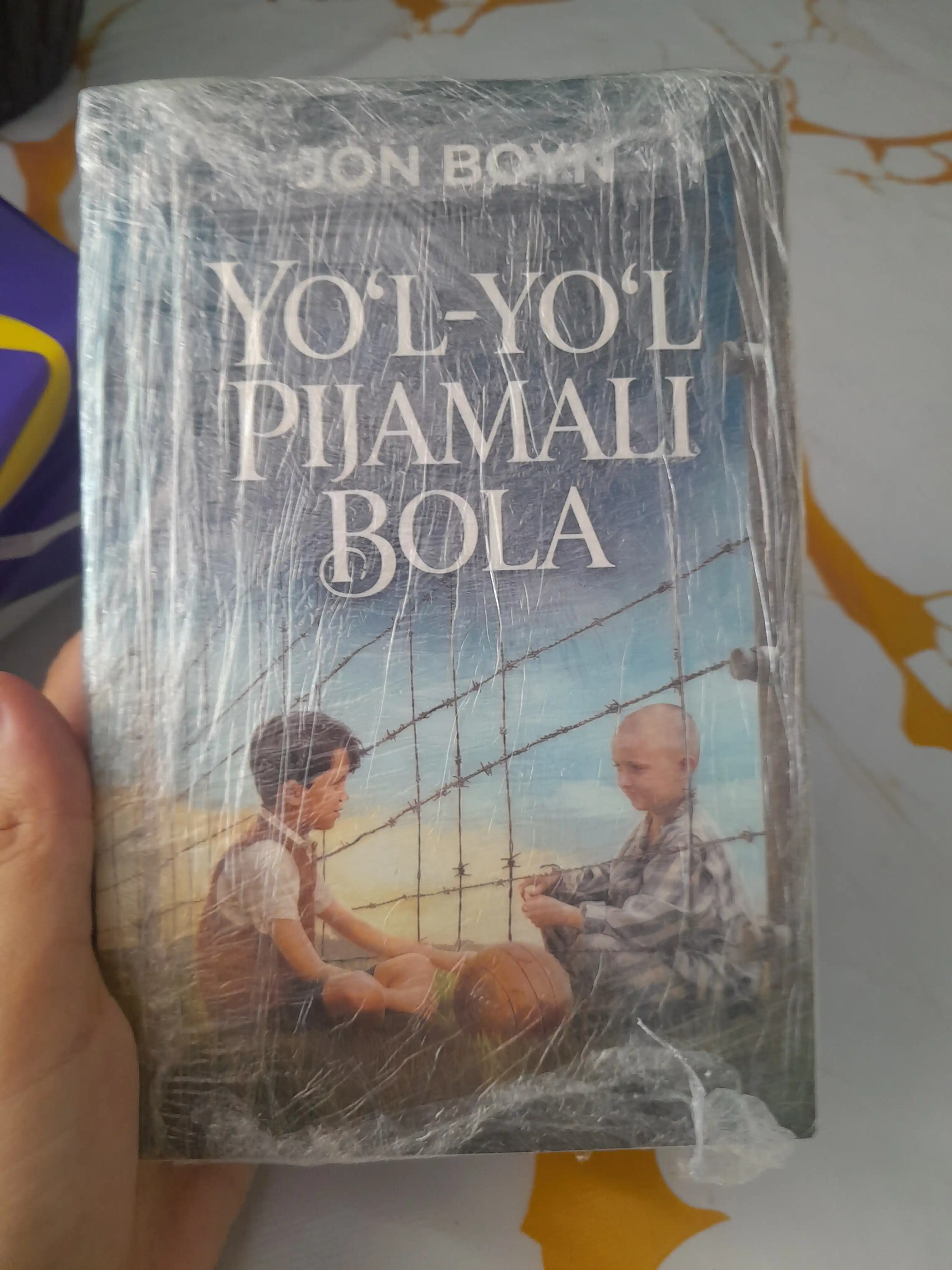 Yo'l-yo'l pijamali bola