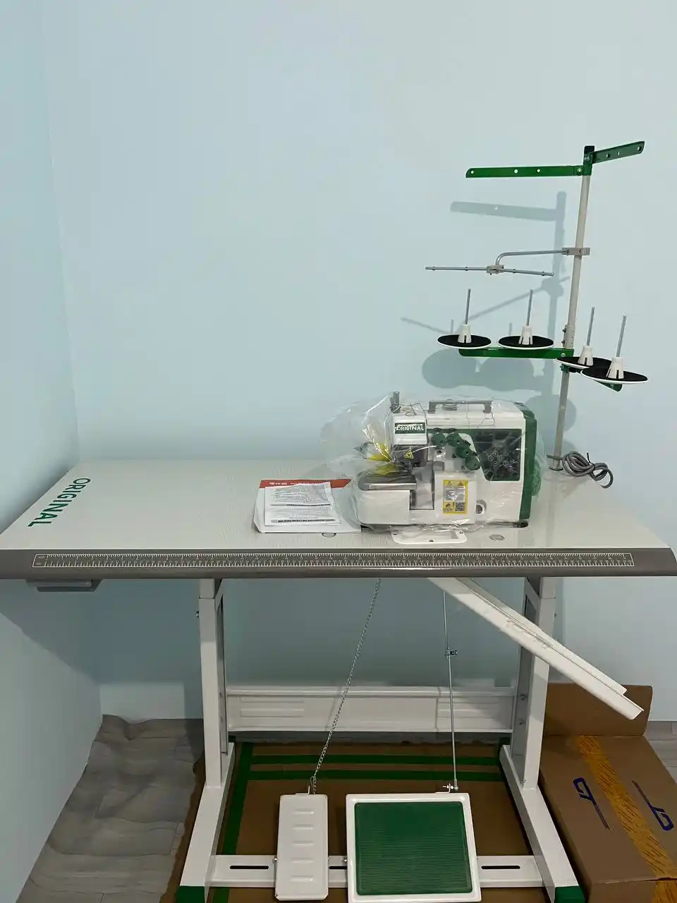 Professional overlok tikuv mashinasi, past shovqinli, mato tanlamas