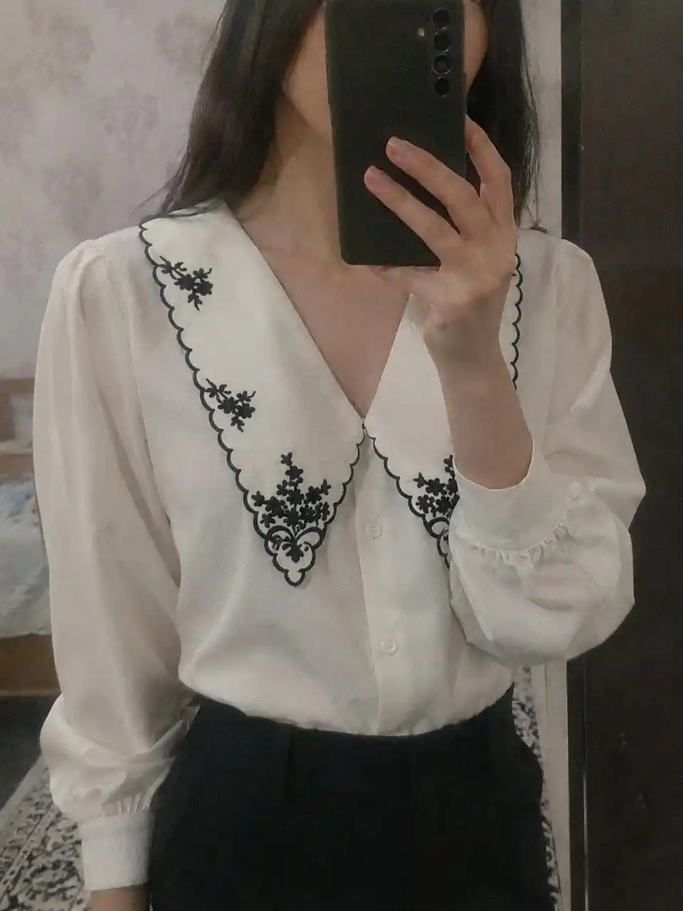 Kashta tikilgan va bezakli yoqali, uzun yengli, oq rangli ayollar bluzkasi, S-3XL