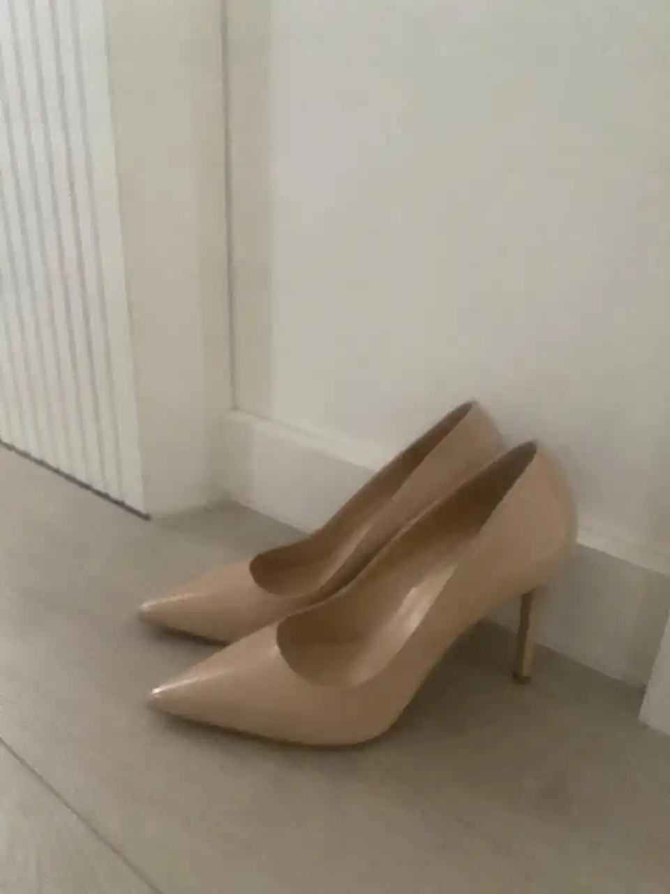 Ayollar uchun 7 sm balandlikdagi poshnali va uchli burunli laklangan charm tufli