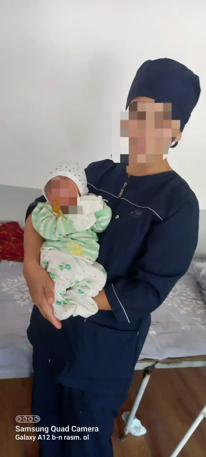 Tugmali meditsina shapkasi va kosmetolog shapkasi