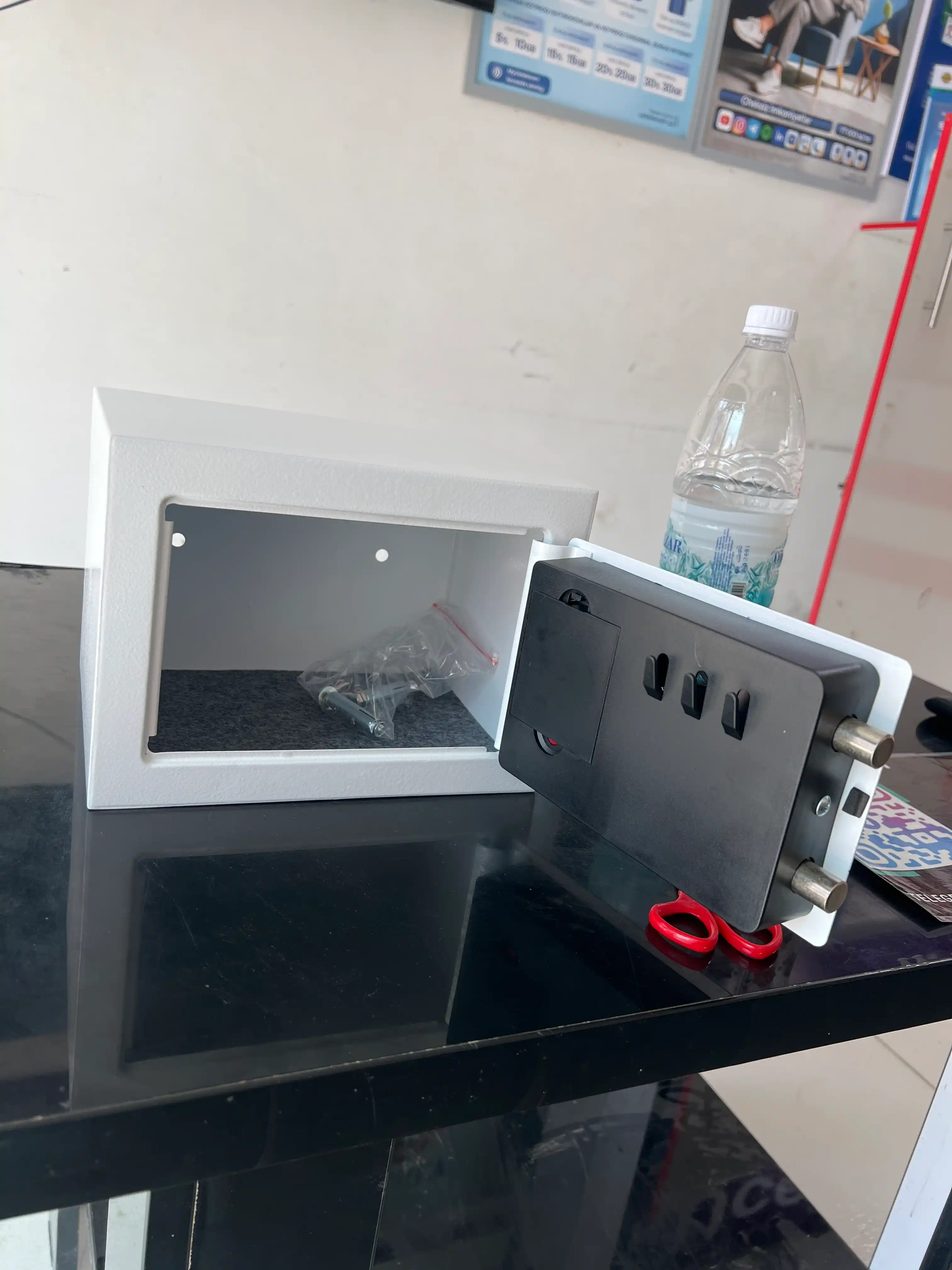 Uy va ofis uchun mini seyf, kalitli va kodli qulf bilan, o‘lchami 23×17×17 sm