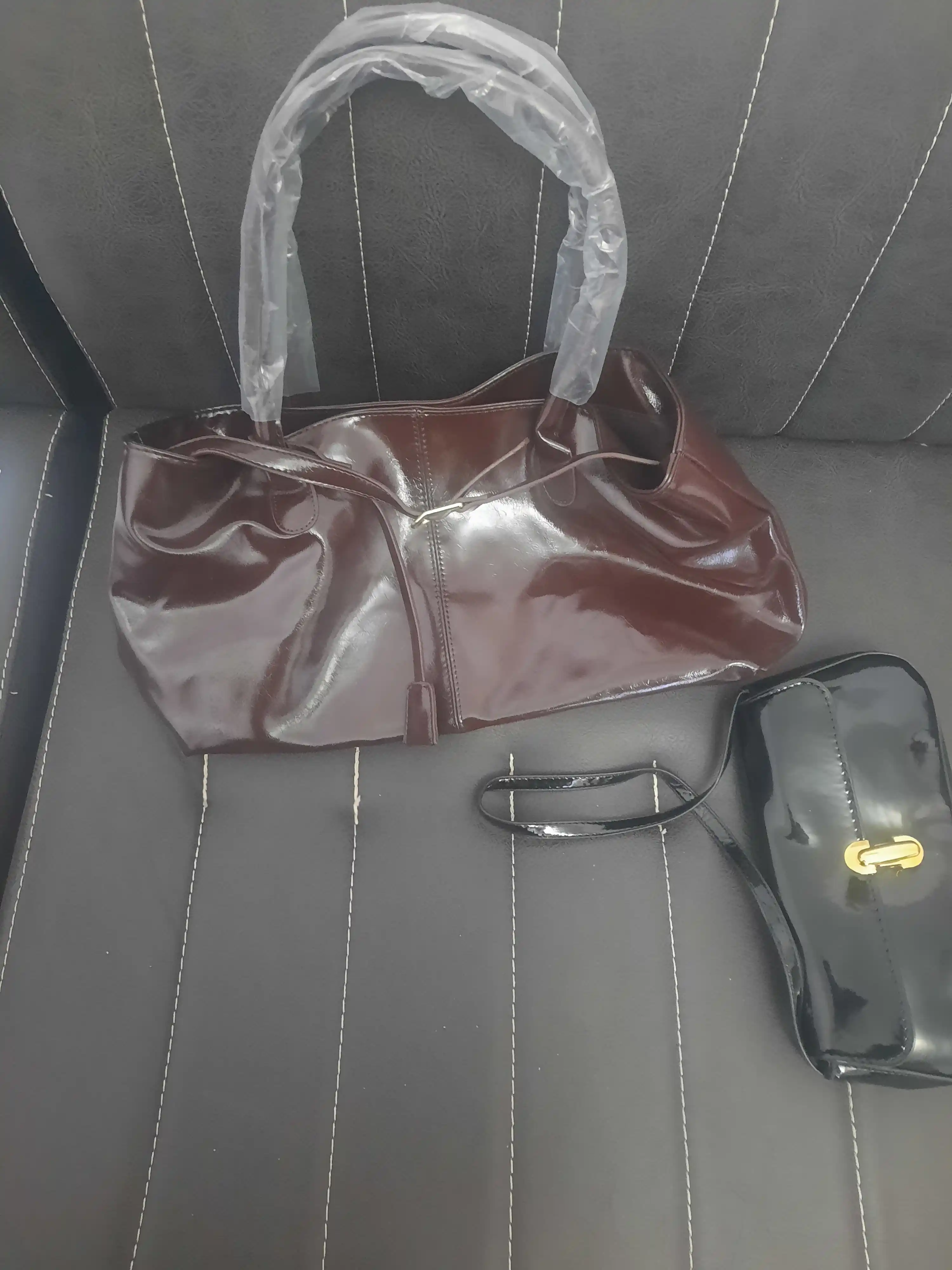 Katta ayollar sumkasi, yelkaga osiladigan eko charm