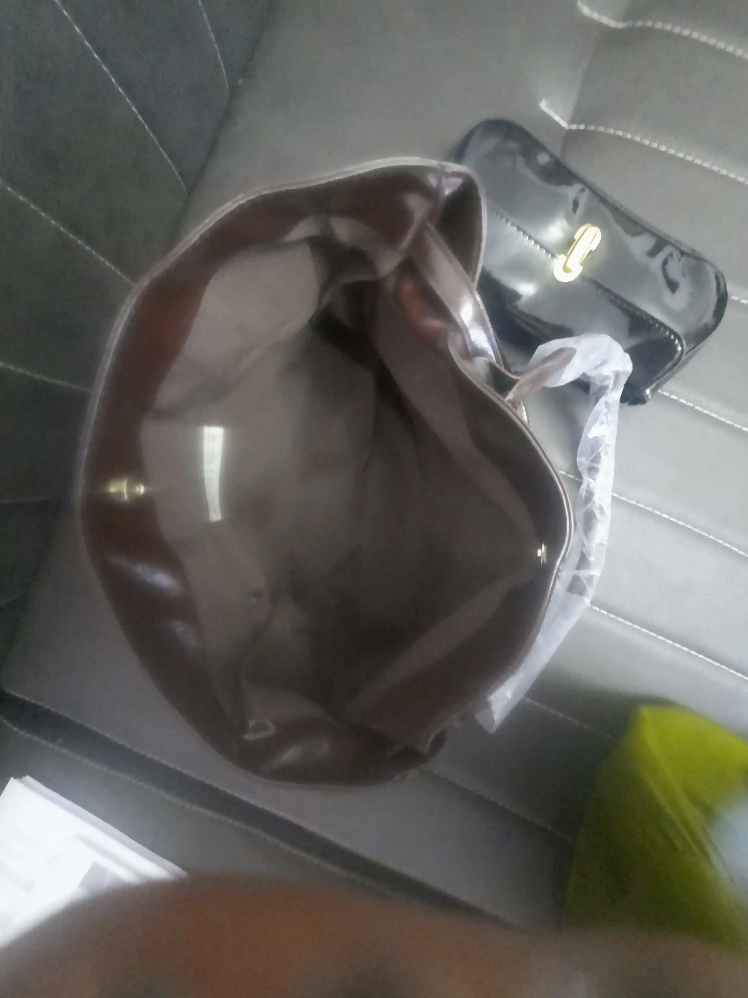 Katta ayollar sumkasi, yelkaga osiladigan eko charm