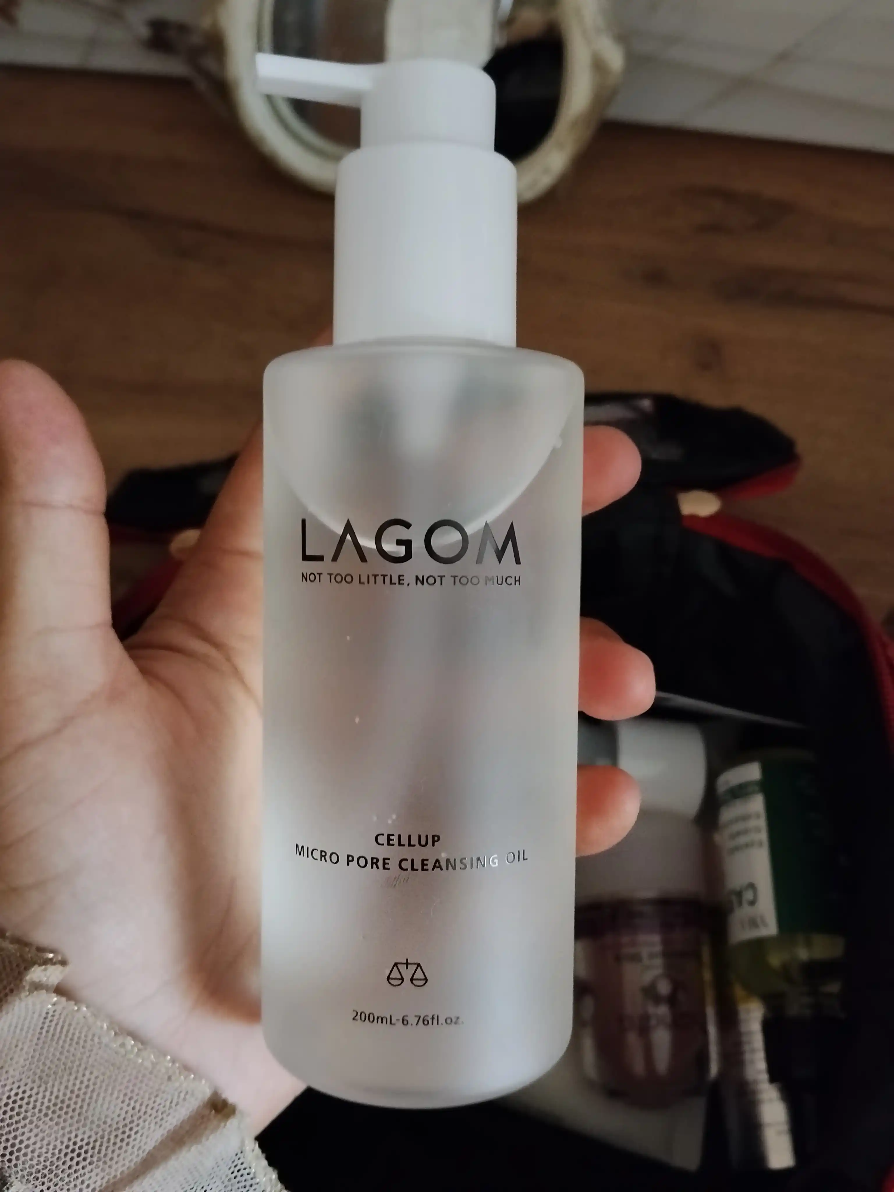 Yuzni yuvish va makiyajni olish uchun gidrofil moy Lagom Cellup Micro Pore Cleansing Oil