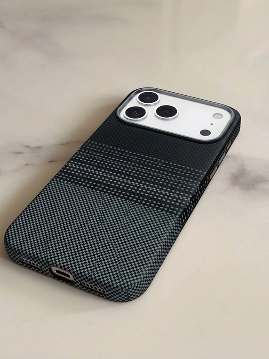 IPhone 17 va 18 Pro / Pro Max uchun Ultra Slim Carbon Style Case - o‘ta yupqa g‘ilof