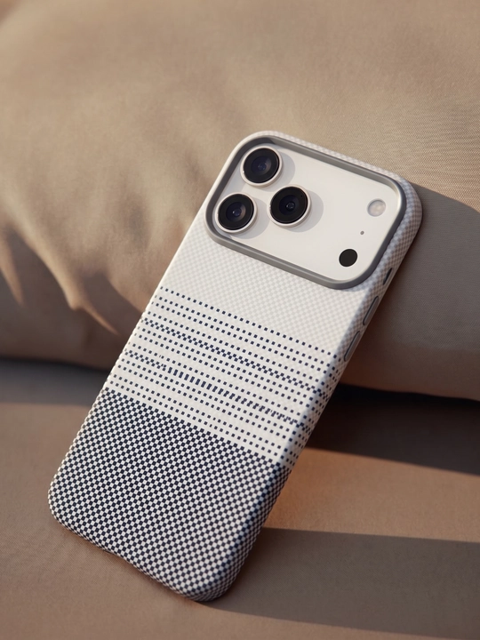 IPhone 17 va 18 Pro / Pro Max uchun Ultra Slim Carbon Style Case - o‘ta yupqa g‘ilof