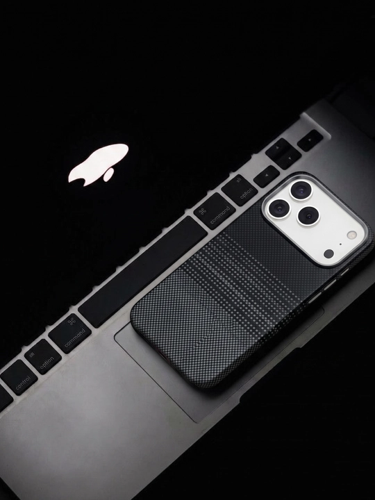 IPhone 17 va 18 Pro / Pro Max uchun Ultra Slim Carbon Style Case - o‘ta yupqa g‘ilof
