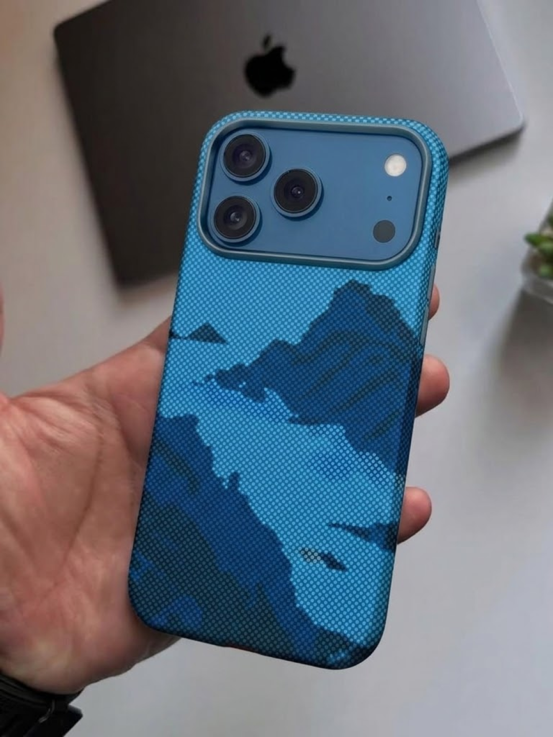 IPhone 17 va 18 Pro / Pro Max uchun Ultra Slim Carbon Style Case - o‘ta yupqa g‘ilof
