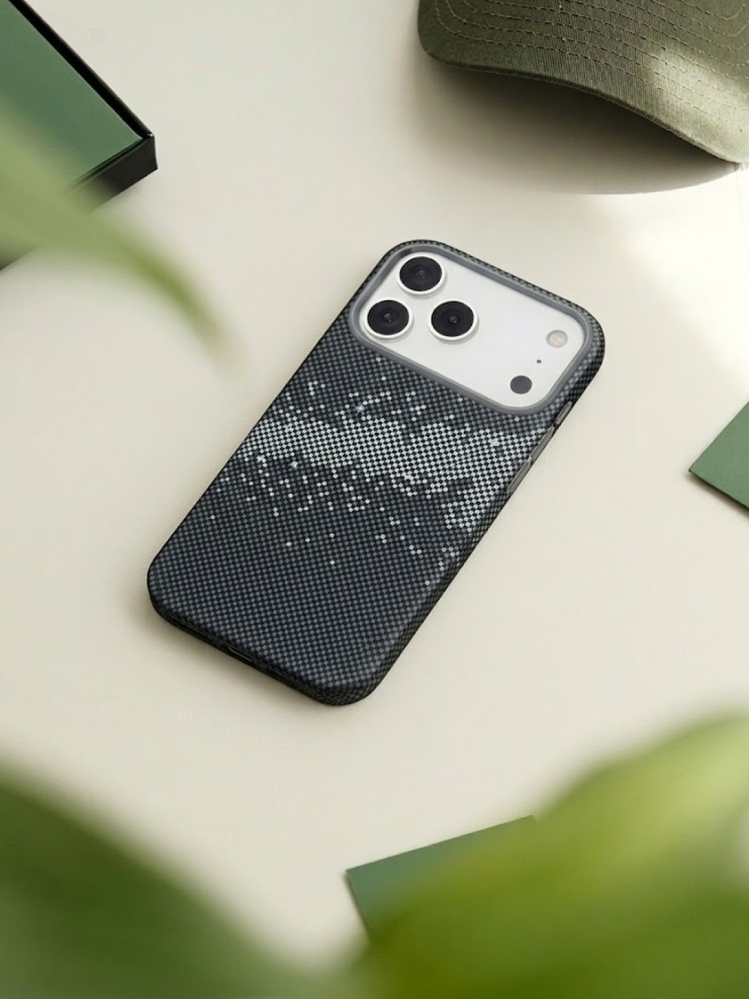 IPhone 17 va 18 Pro / Pro Max uchun Ultra Slim Carbon Style Case - o‘ta yupqa g‘ilof
