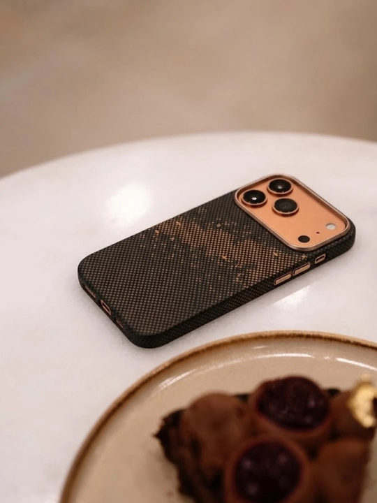 IPhone 17 va 18 Pro / Pro Max uchun Ultra Slim Carbon Style Case - o‘ta yupqa g‘ilof