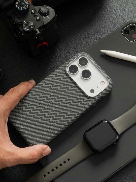 IPhone 17 va 18 Pro / Pro Max uchun Ultra Slim Carbon Style Case - o‘ta yupqa g‘ilof