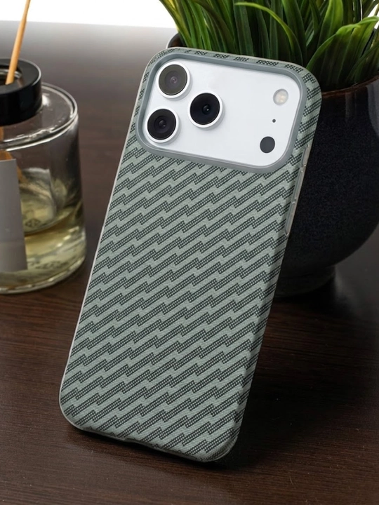 IPhone 17 va 18 Pro / Pro Max uchun Ultra Slim Carbon Style Case - o‘ta yupqa g‘ilof