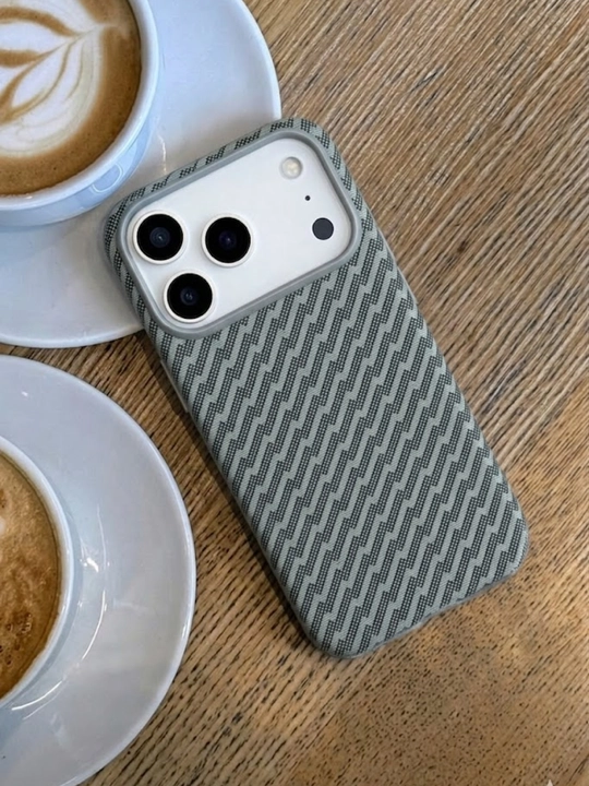 IPhone 17 va 18 Pro / Pro Max uchun Ultra Slim Carbon Style Case - o‘ta yupqa g‘ilof