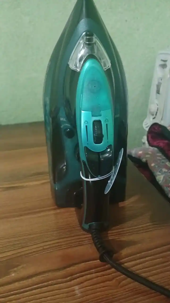 Uakeen kiyim uchun dazmol va bug‘latgich, kuchli, 2400Vt-3000Vt, tagcharmi nano-keramika