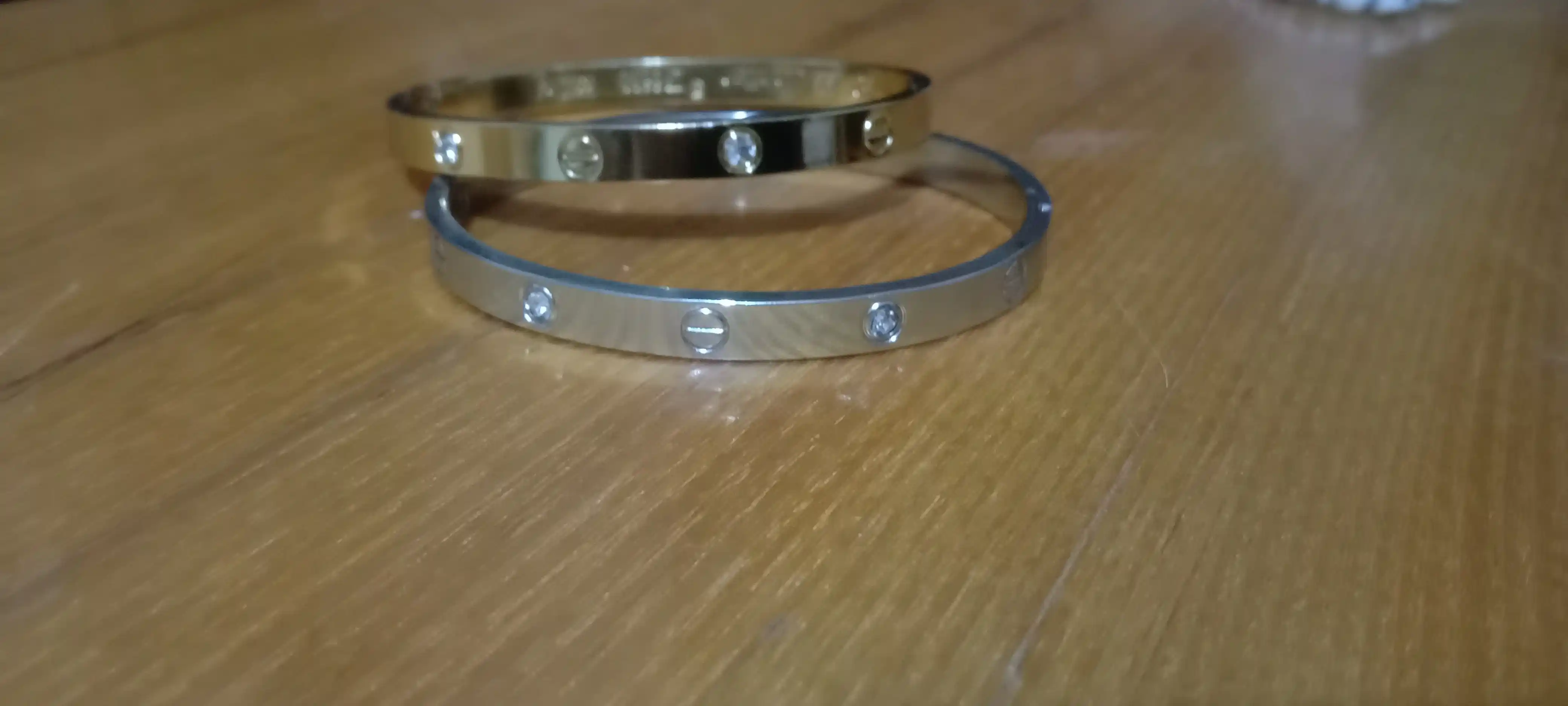 Ayollar uchun Stainless Steel Cartier uslubidagi bilaguzuk va bilaguzuklar to‘plami