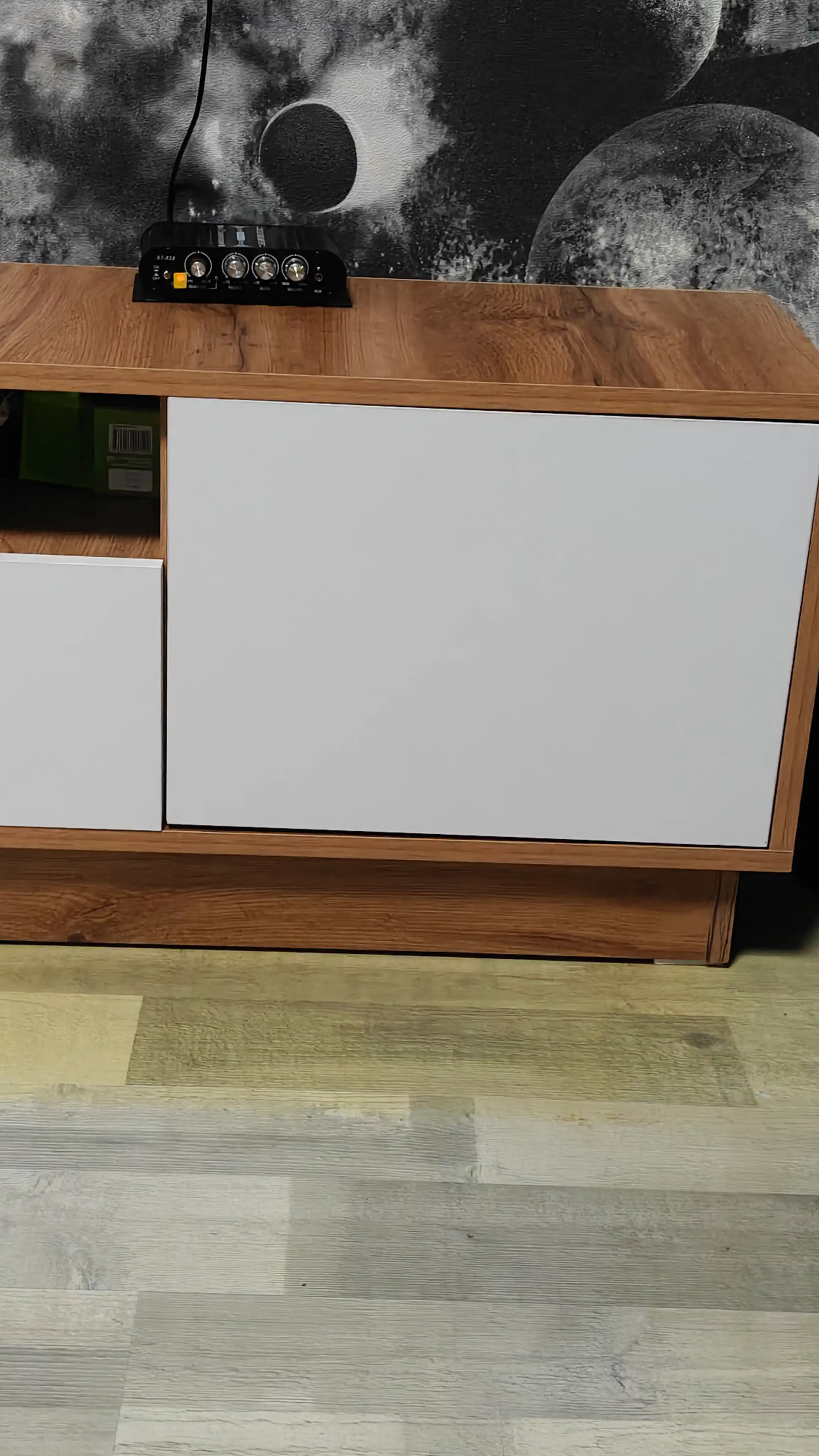 Televizor tagligi TV tumba TUN keng tokchalar bilan, to'liq yig'ilgan, 150/160/170x40x30sm