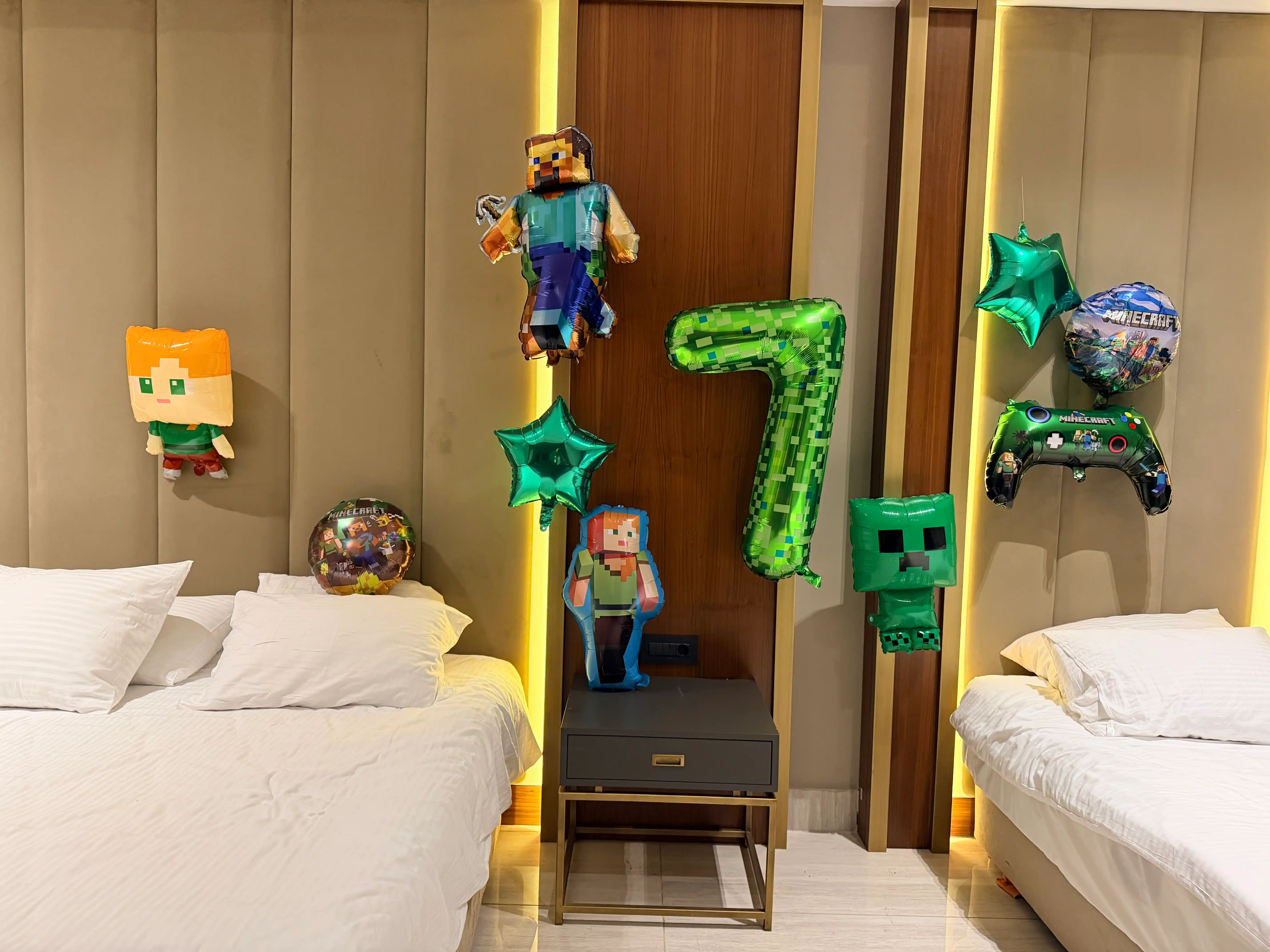 Minecraft qahramonlari aks etgan 10 ta folga sharlari to'plami
