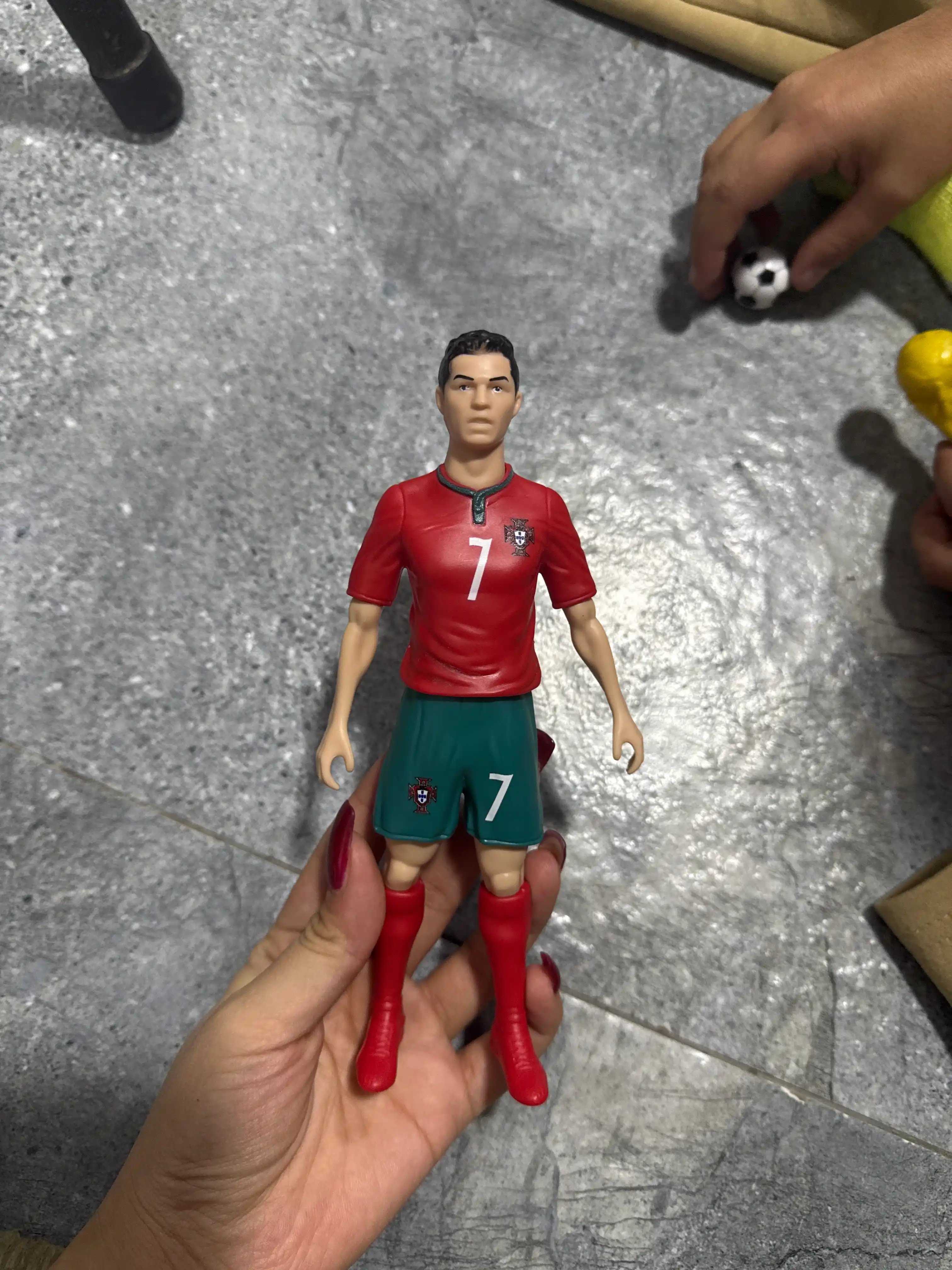 FIFA mashxur futbolchilar modeli, to‘p va kubok bilan, bolalar uchun futbolchi o`yinchog`i