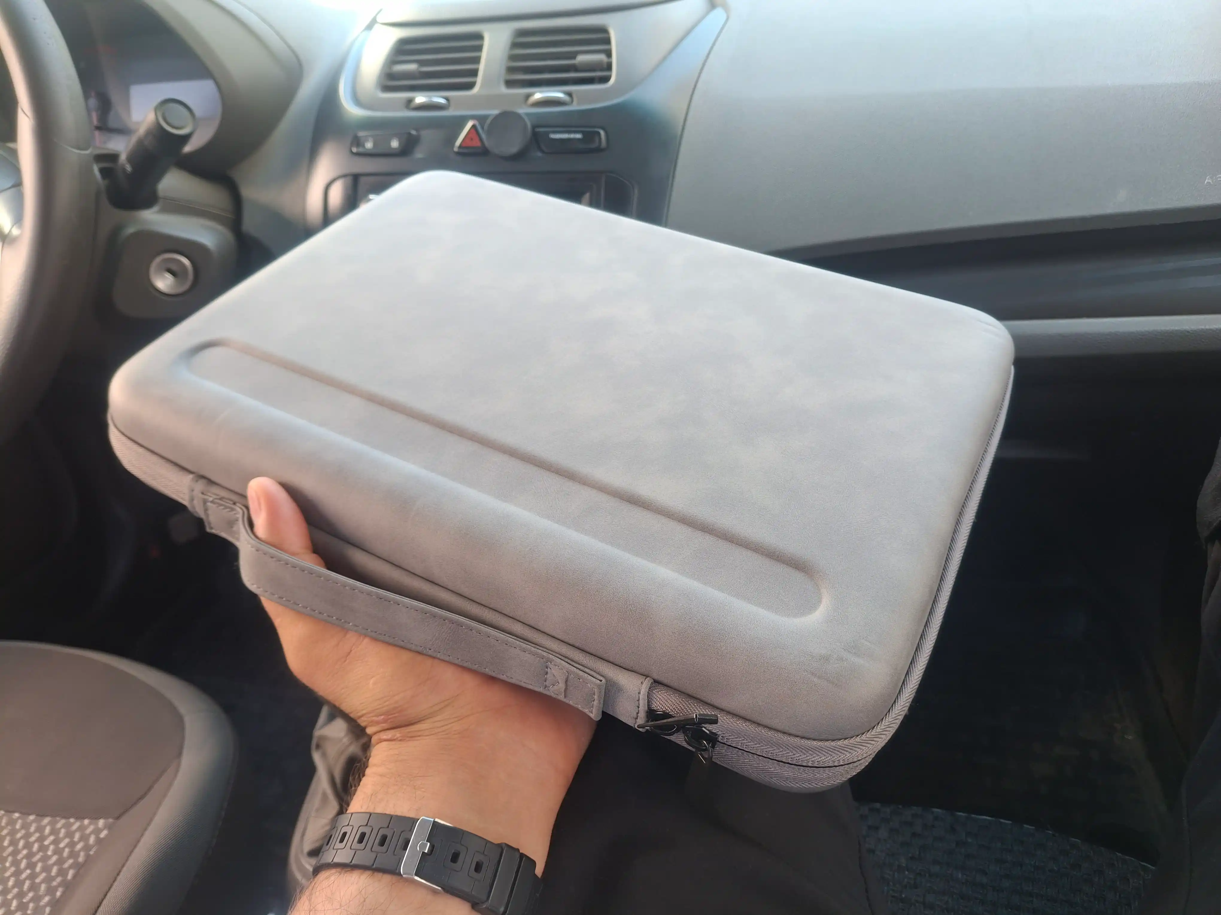 Noutbuk va MacBook uchun 13–14 dyumli qattiq korpusli himoya sumka