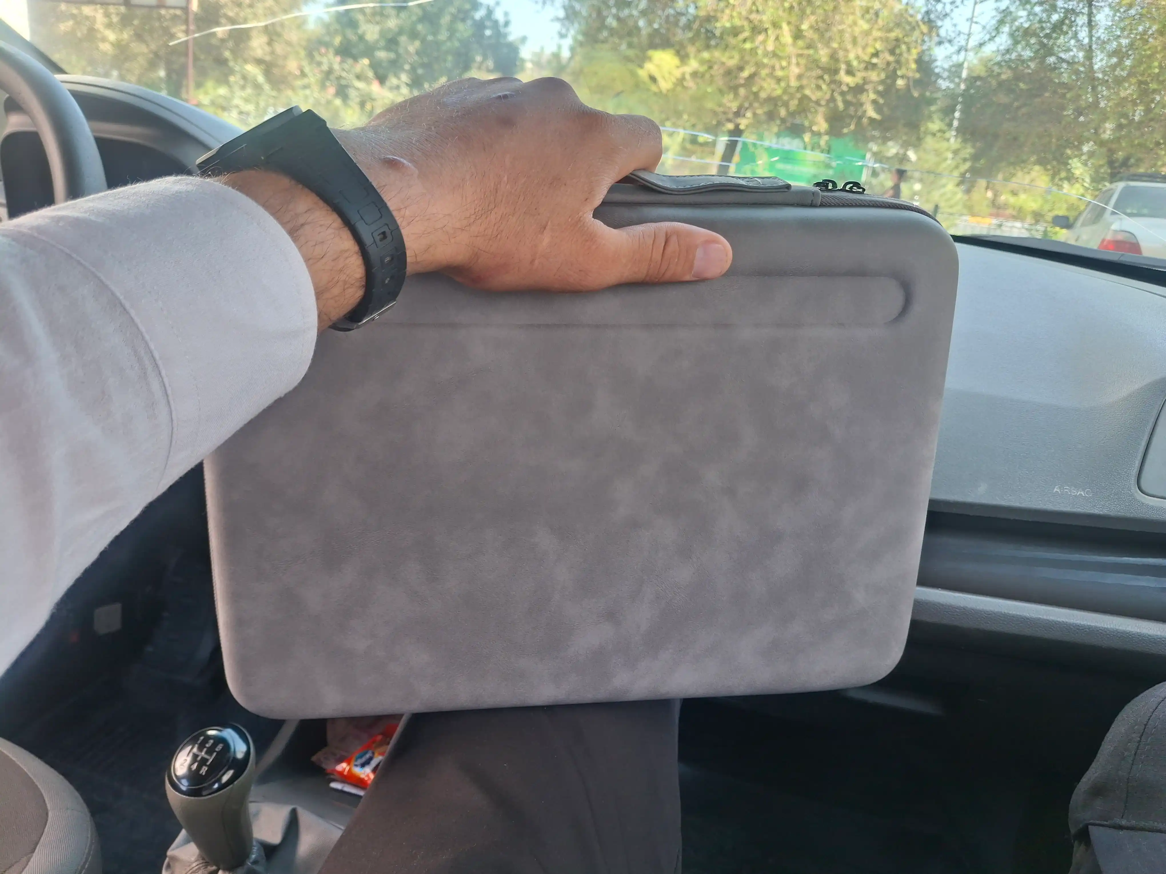 Noutbuk va MacBook uchun 13–14 dyumli qattiq korpusli himoya sumka