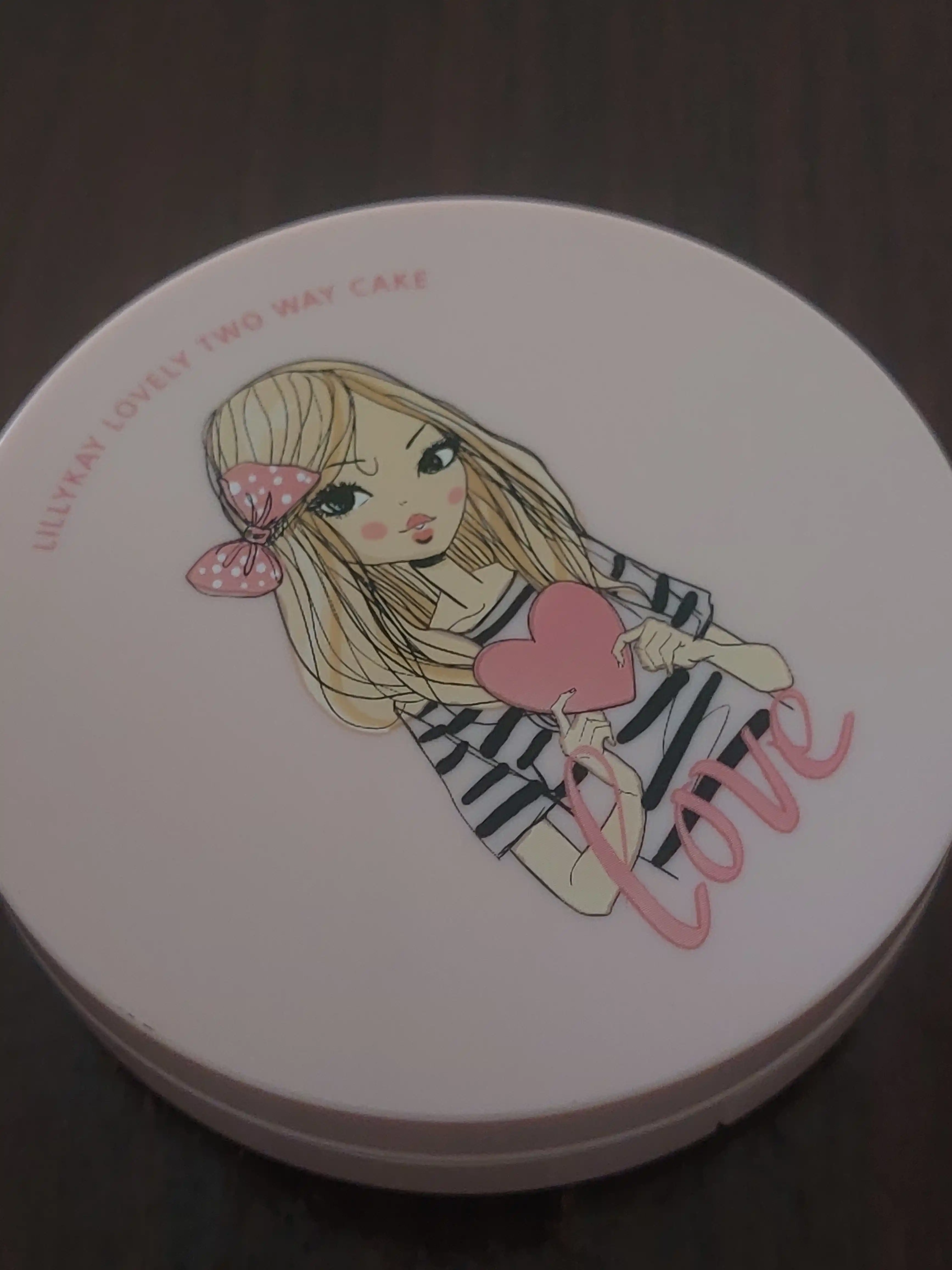 Yoshartiruvchi upa LillyKay Lovely Two Way Cake SPF40+ – tabiiy yoritilgan va silliq teri
