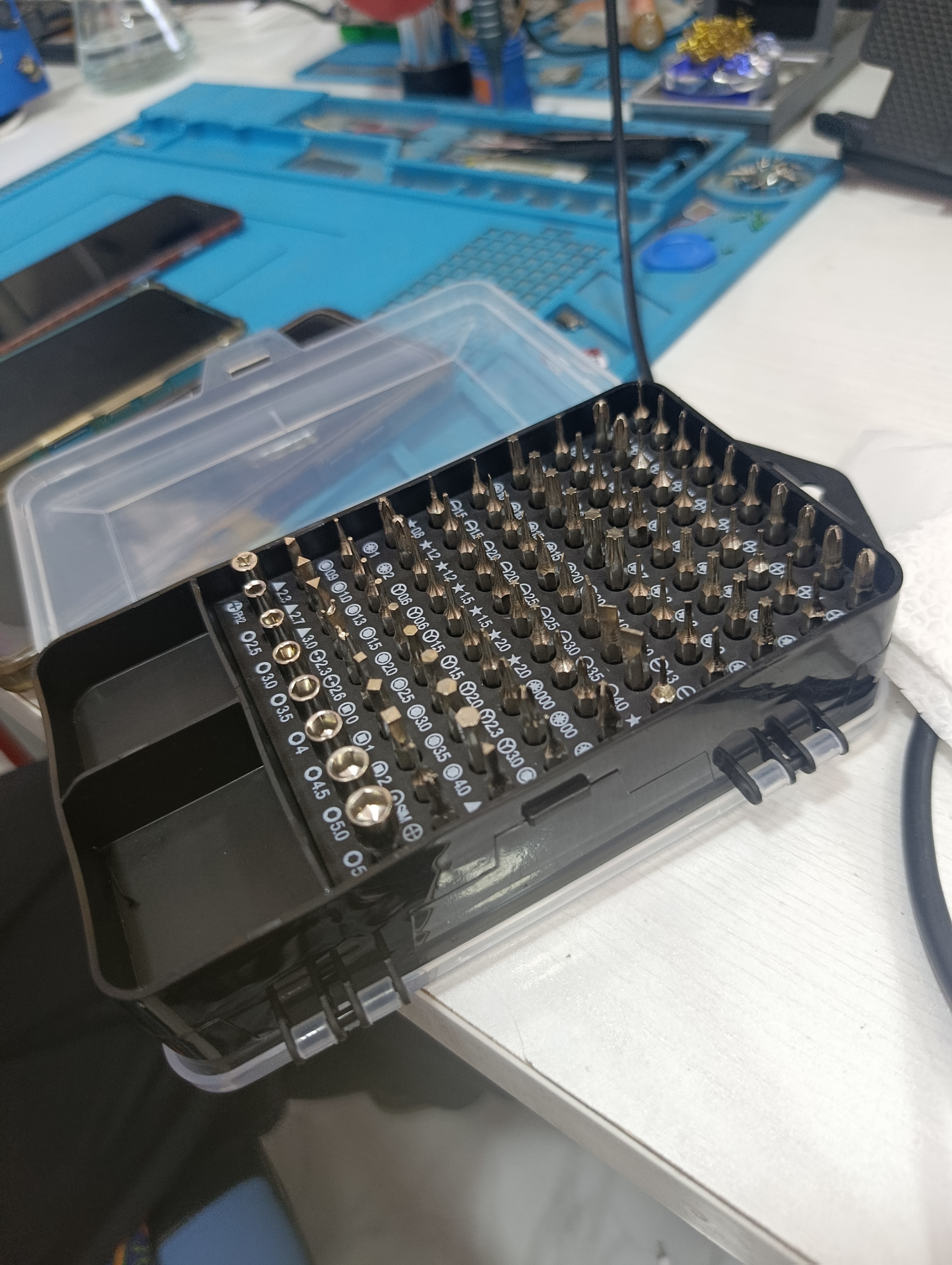 Telefonlar, noutbuklar va elektronikani ta’mirlash uchun 115 ta 1 da otvyortkalar to‘plami