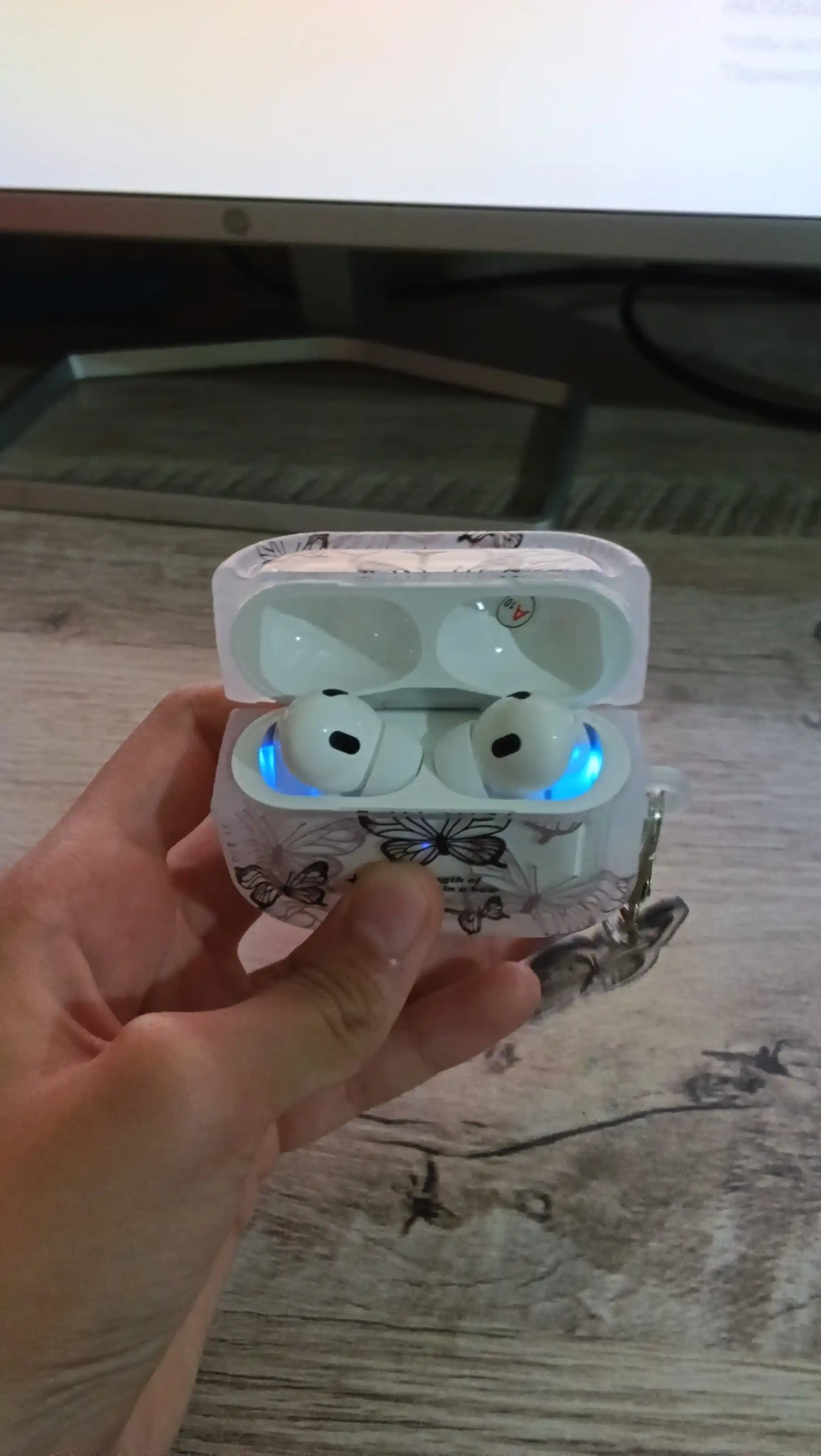 Стильный чехол для AirPods Pro, AirPods Pro 2, AirPods 3, AirPods 4 с карабином