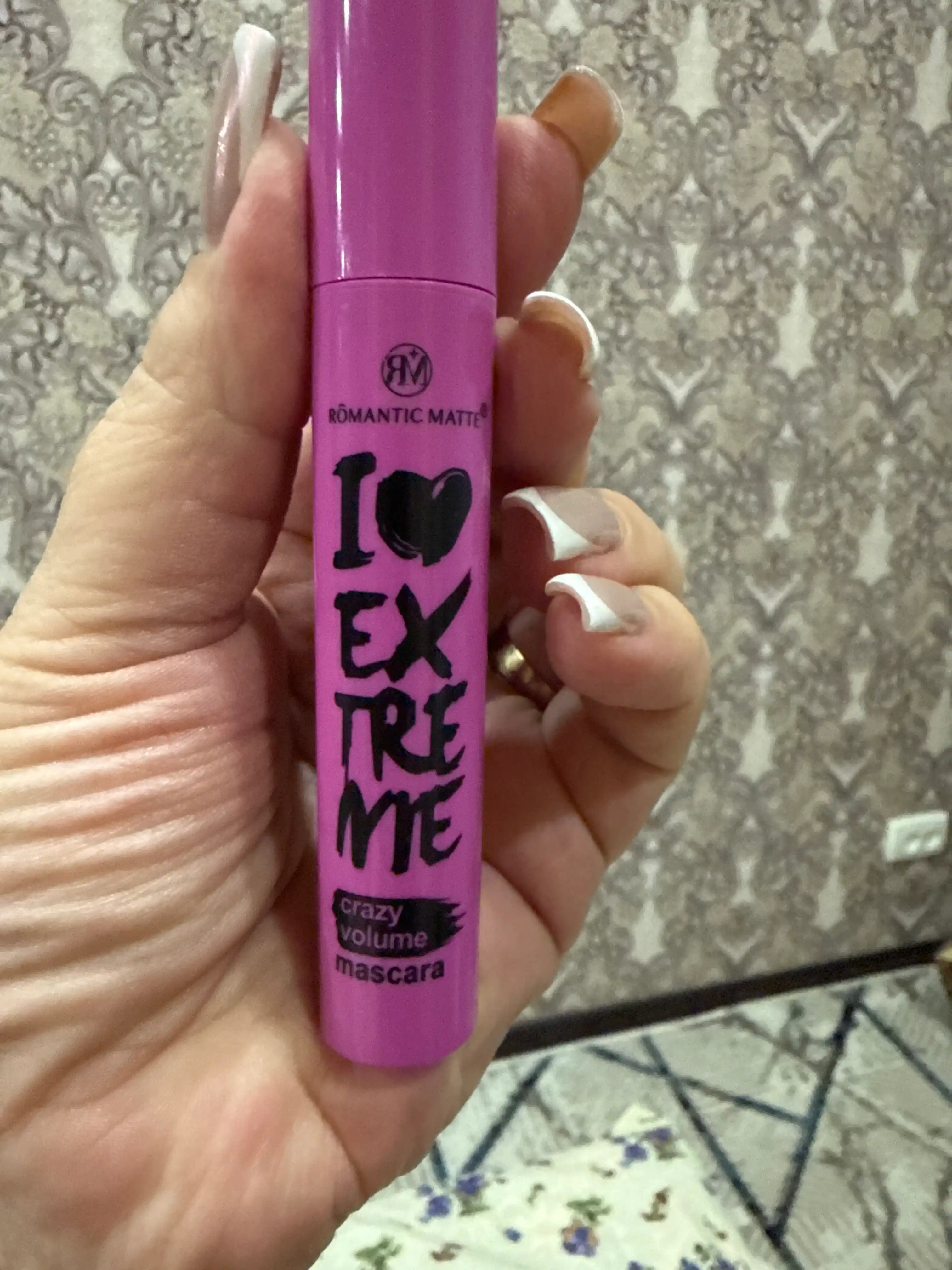Essence I LOVE EXTREME — qora rangli, kipriklarga kuchli hajm beruvchi tush, 12 ml