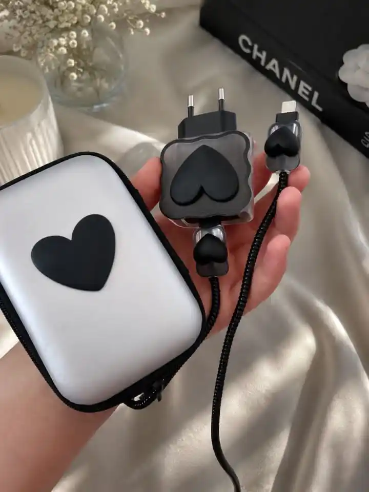 Quvvatlash to‘plami, 2 tasi 1 da, g‘ilof + kabel va adapter himoyasi, simlar uchun organayzer