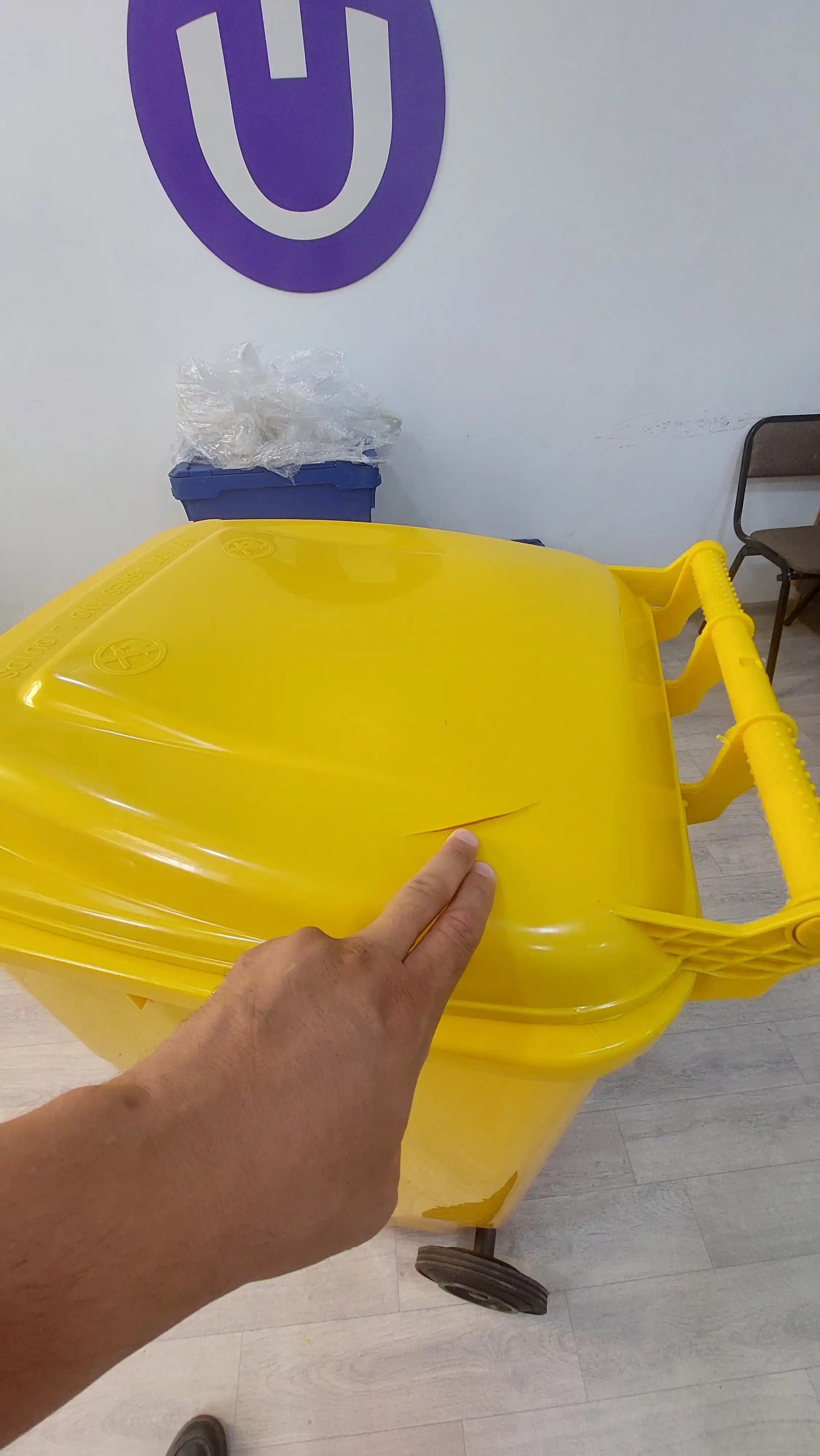 Chiqindi uchun plastik urna, chiqindi idishi, g'ildirakli