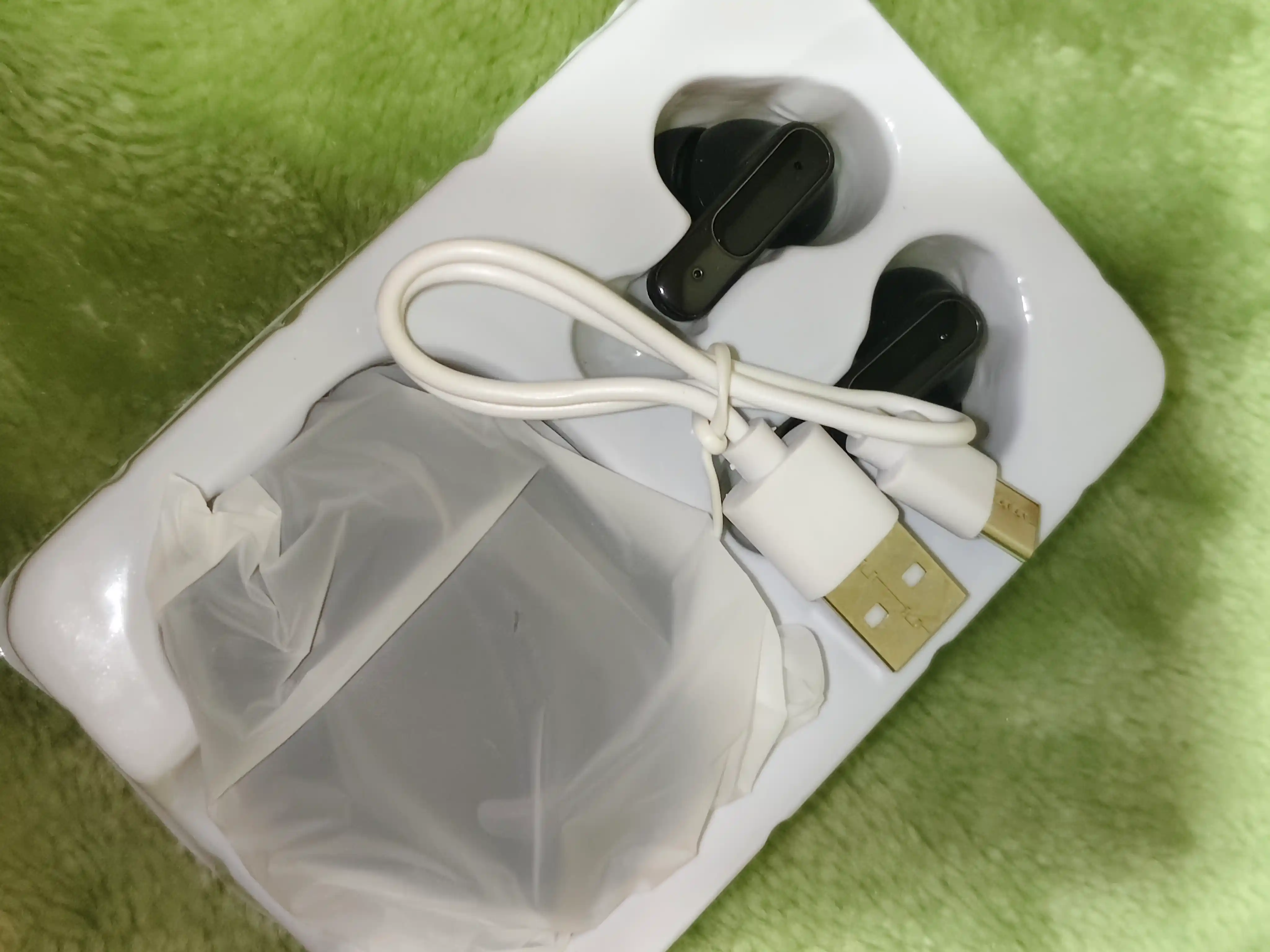 E100 TWS simsiz Bluetooth quloqchin, Bluetooth 5.3, zaryad qutisi bilan