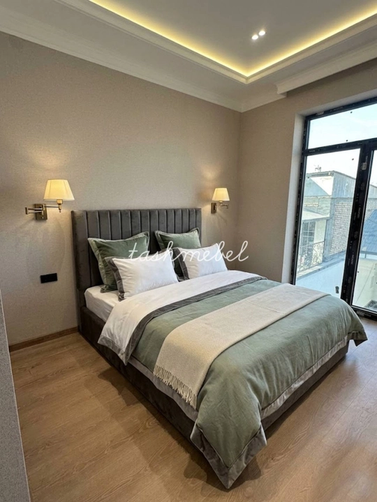 Двуспальная кровать с мягким вертикальным изголовьем и матрасом - 