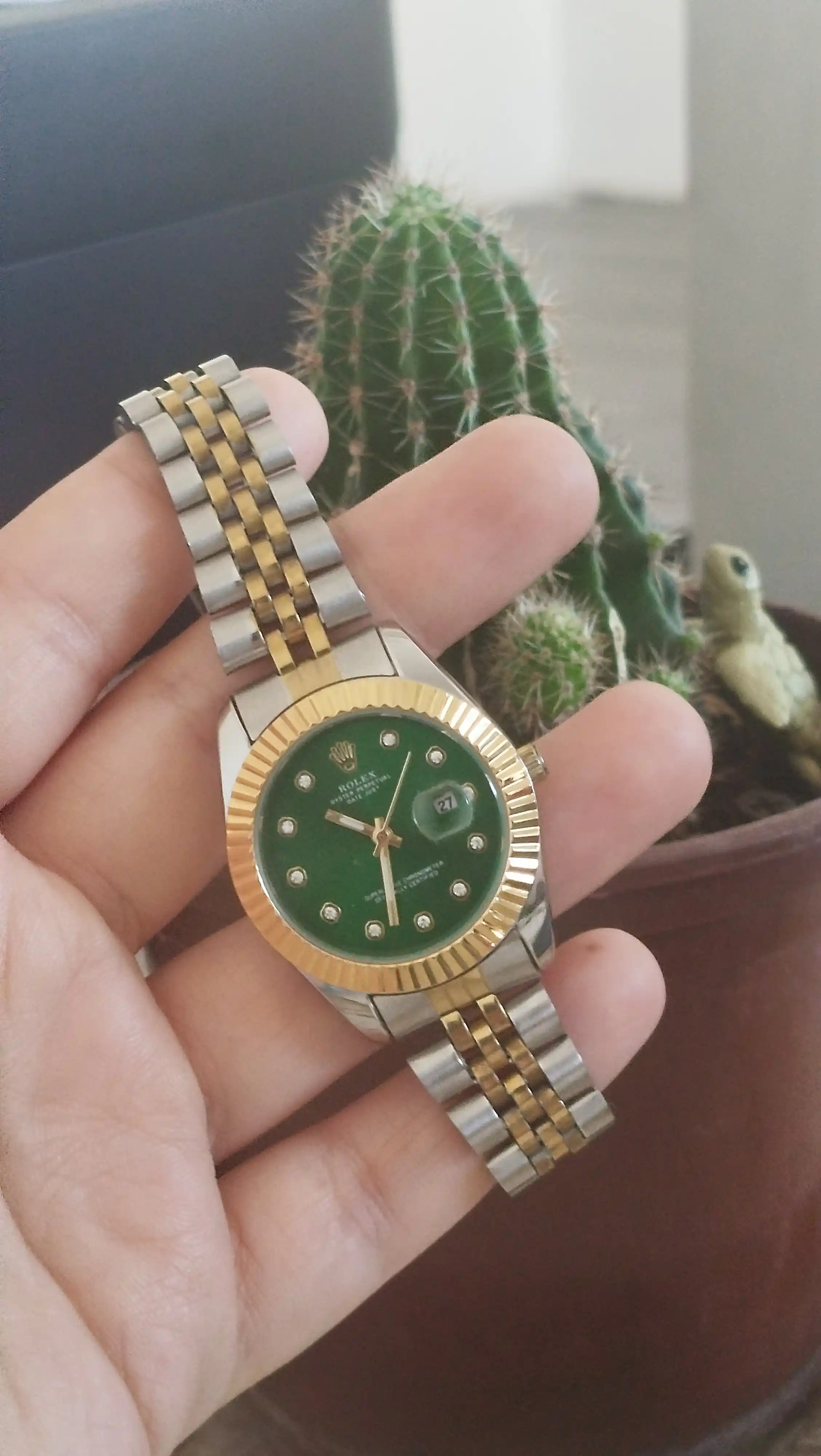 Ayollar uchun klassik qo'l soati, sana ko'rsatkichli