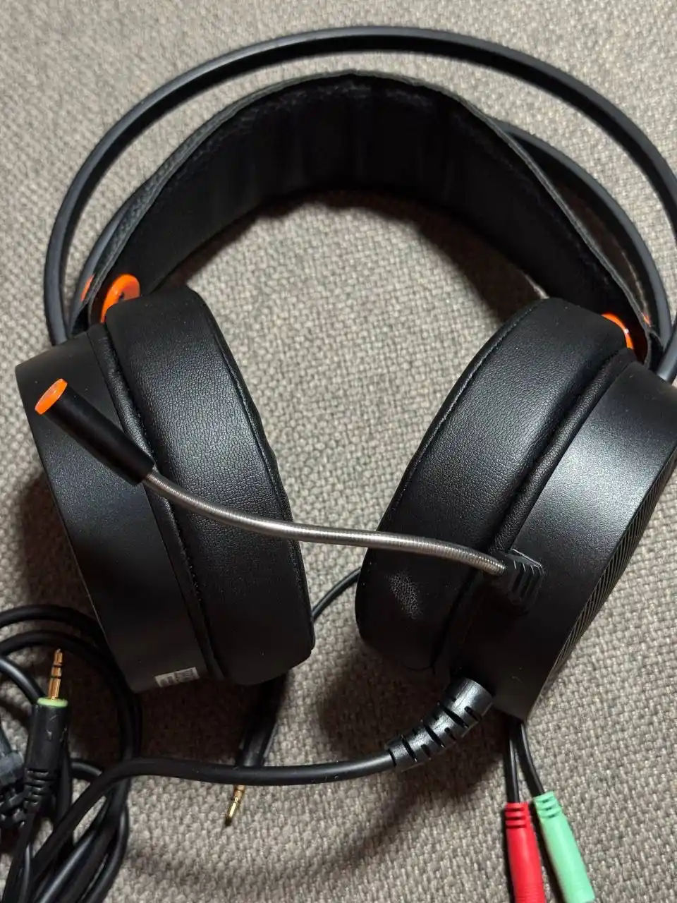 O'yin simli quloqchinlar CANYON Interceptor GH-8A, RGB yoritgich bilan